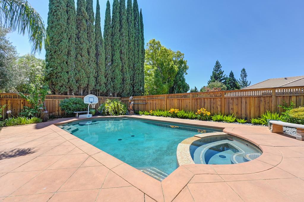 Detail Gallery Image 9 of 61 For 1801 Arroyo Dr, Auburn,  CA 95603 - 5 Beds | 4/1 Baths