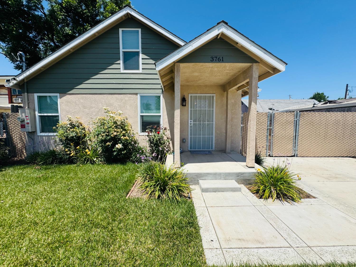 Detail Gallery Image 3 of 43 For 3761 Arizona Ave, Riverbank,  CA 95367 - 3 Beds | 2 Baths