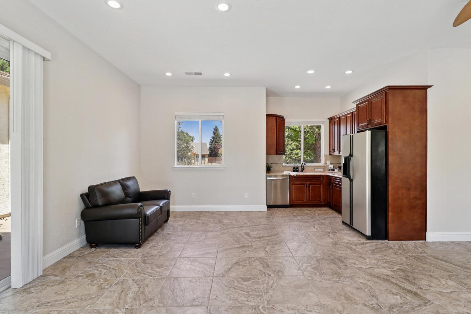 Detail Gallery Image 48 of 92 For 9896 Silvergate Ln, Elk Grove,  CA 95624 - 5 Beds | 3 Baths