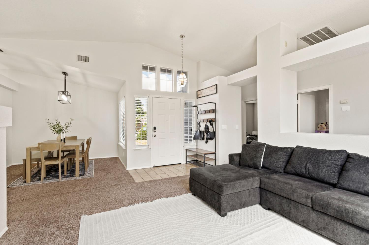 Detail Gallery Image 5 of 22 For 5279 Jacinto Ave, Sacramento,  CA 95823 - 3 Beds | 2 Baths