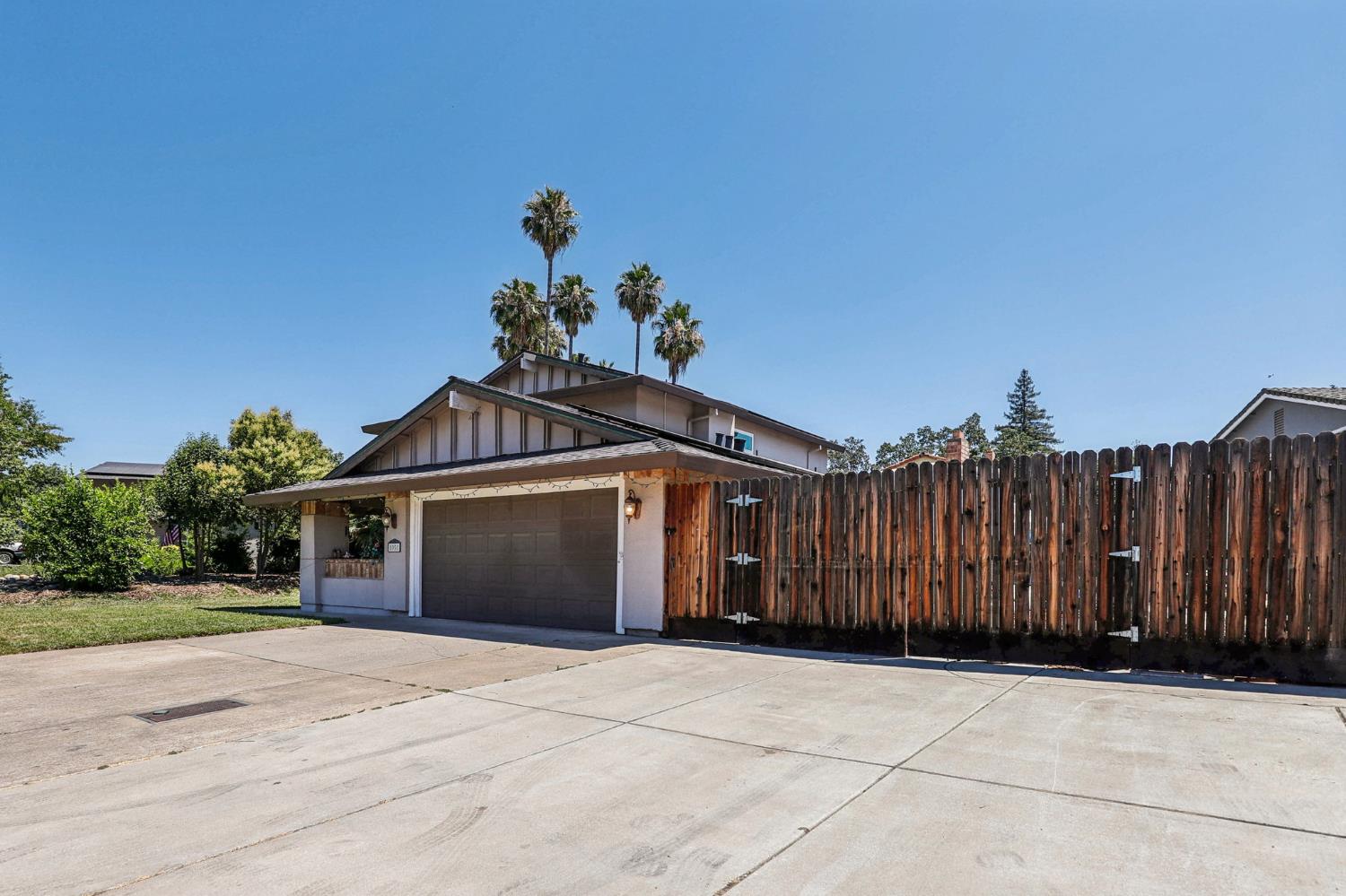 Detail Gallery Image 4 of 55 For 8058 Mesa Oak Way, Citrus Heights,  CA 95610 - 5 Beds | 3 Baths