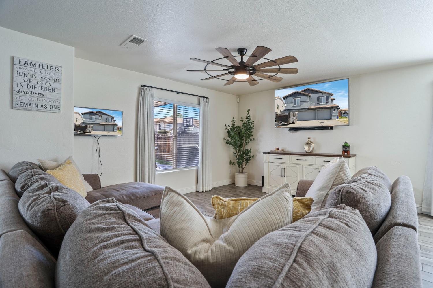 Detail Gallery Image 6 of 41 For 8841 Billfish Way, Sacramento,  CA 95828 - 5 Beds | 2/1 Baths