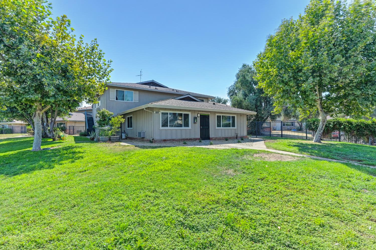 Detail Gallery Image 1 of 18 For 2400 Cava Ct, Sacramento,  CA 95825 - – Beds | – Baths
