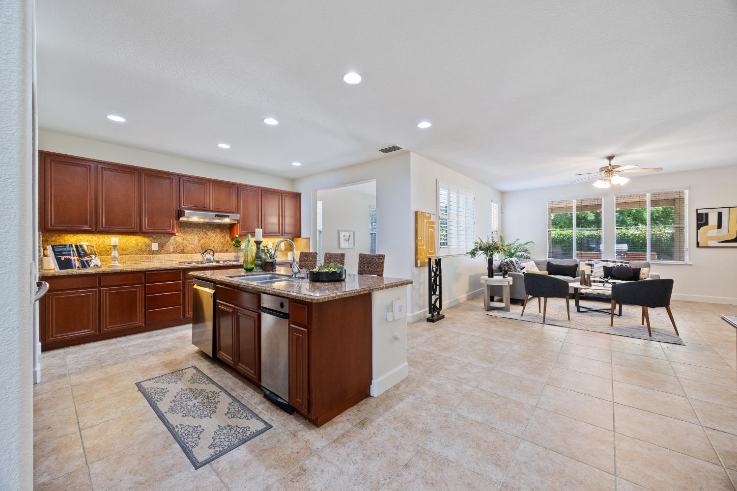 Detail Gallery Image 18 of 78 For 6904 Rio Tejo Way, Elk Grove,  CA 95757 - 5 Beds | 3 Baths