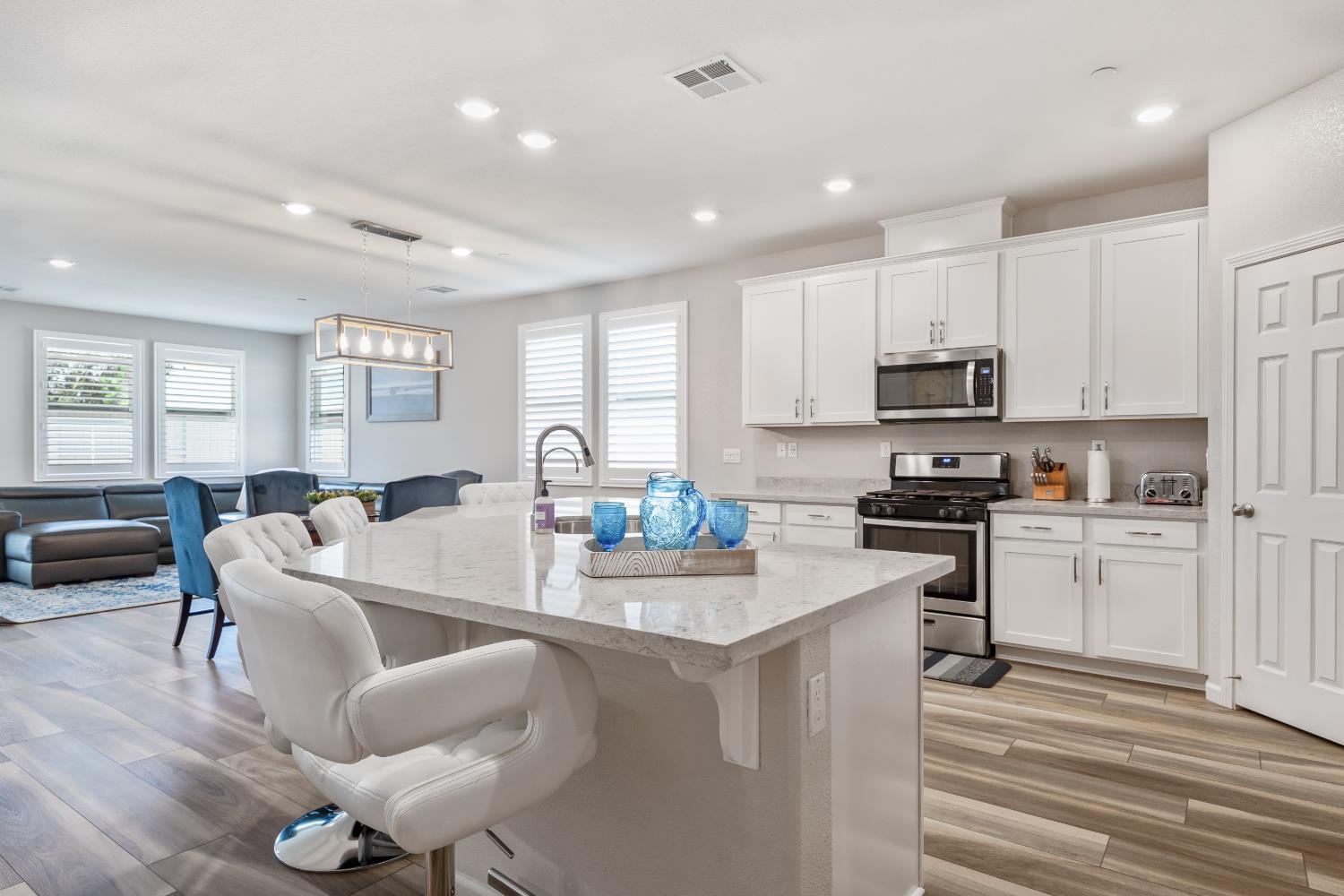 Detail Gallery Image 3 of 11 For 1402 Peterson Pl, Woodland,  CA 95776 - 3 Beds | 2 Baths
