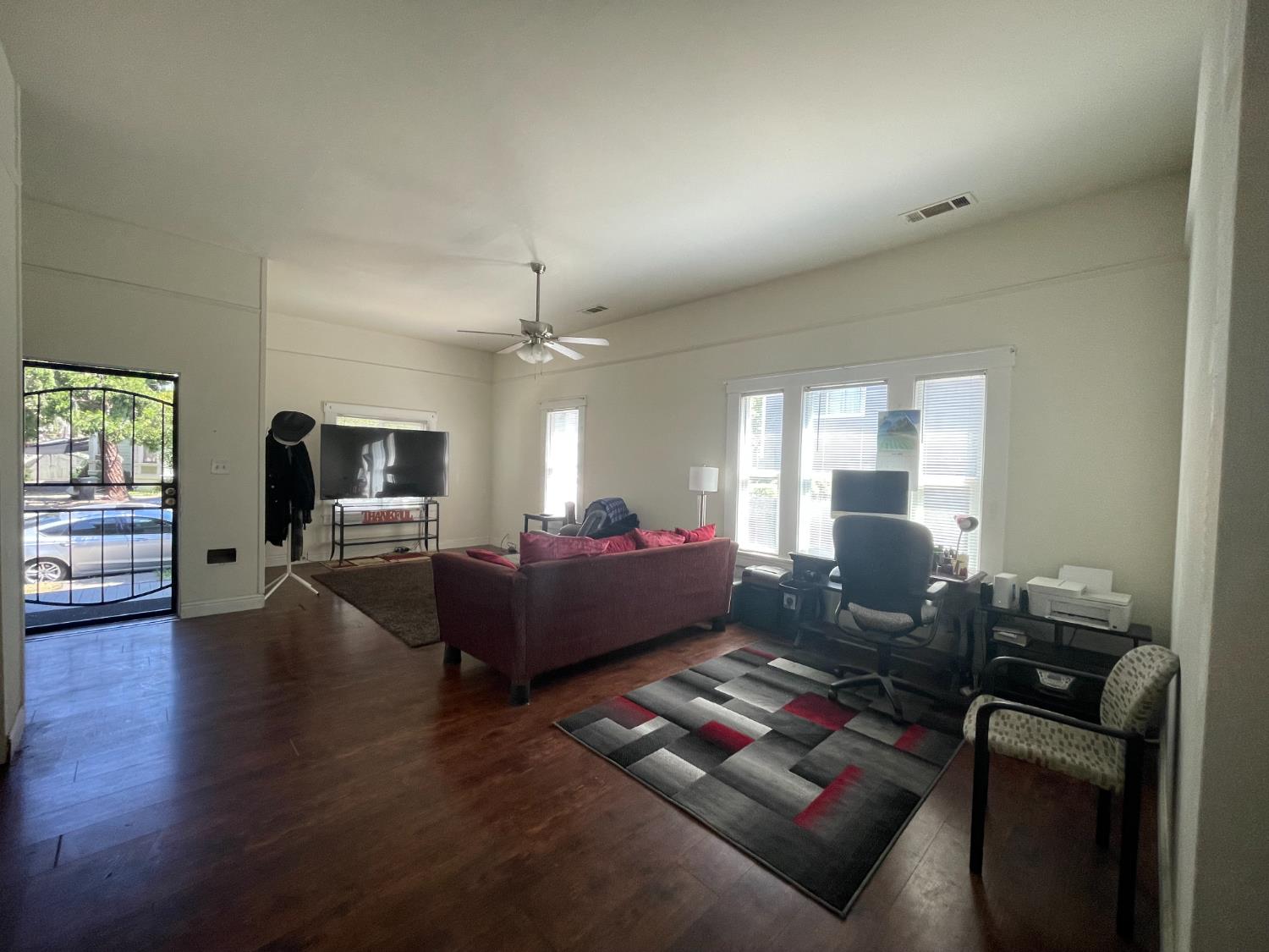 Detail Gallery Image 4 of 13 For 122 W Acacia, Stockton,  CA 95202 - 3 Beds | 1/1 Baths