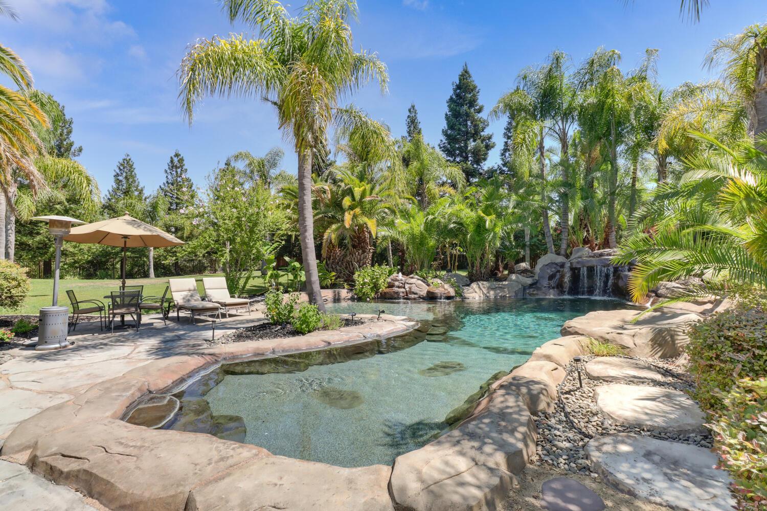 Detail Gallery Image 60 of 92 For 9896 Silvergate Ln, Elk Grove,  CA 95624 - 5 Beds | 3 Baths