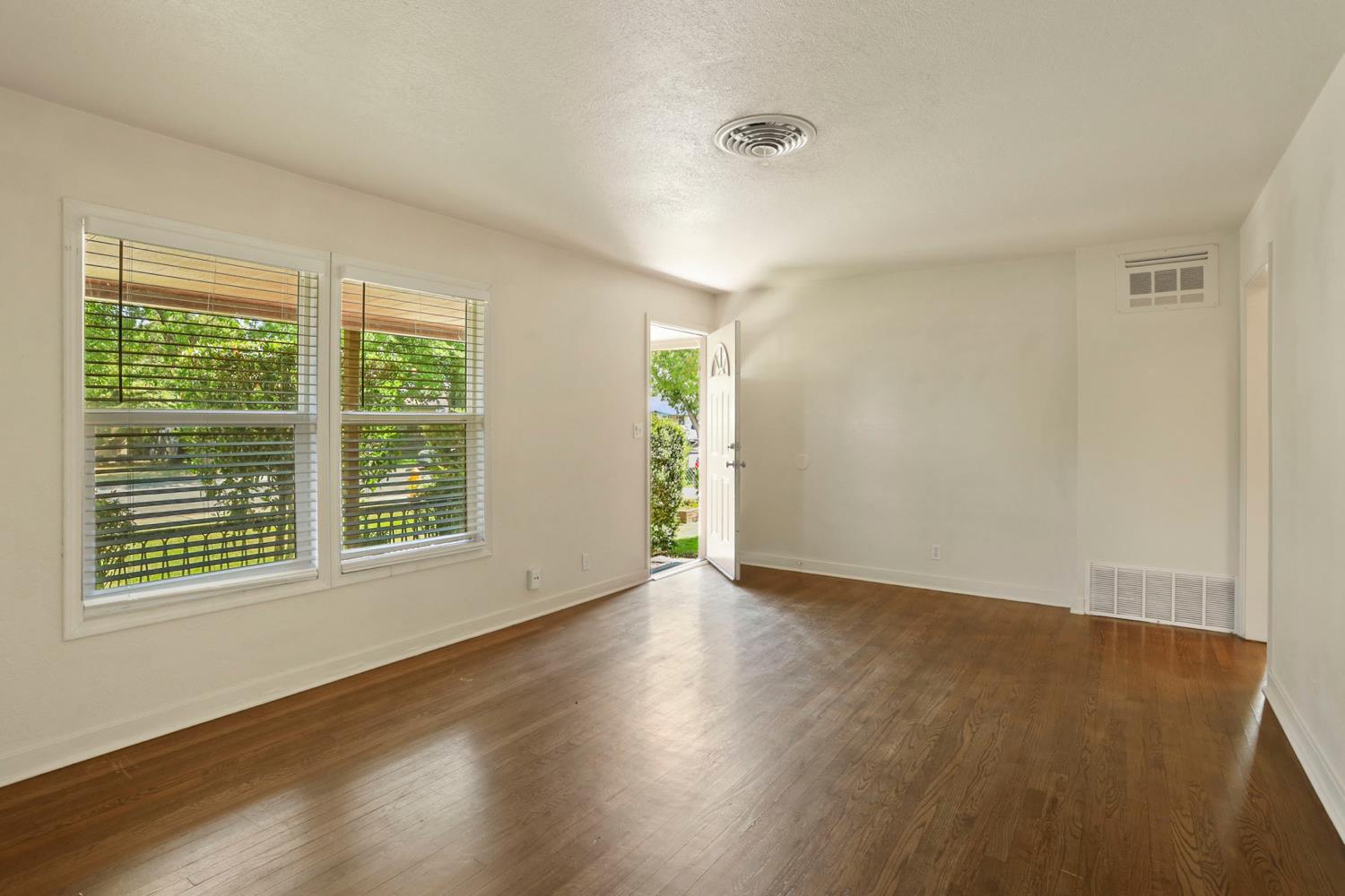 Detail Gallery Image 7 of 60 For 503 E Essex St, Stockton,  CA 95204 - 4 Beds | 2 Baths