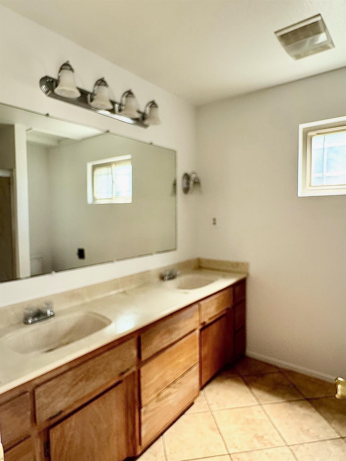 Detail Gallery Image 12 of 19 For 2818 Plover St, Sacramento,  CA 95815 - 4 Beds | 2 Baths