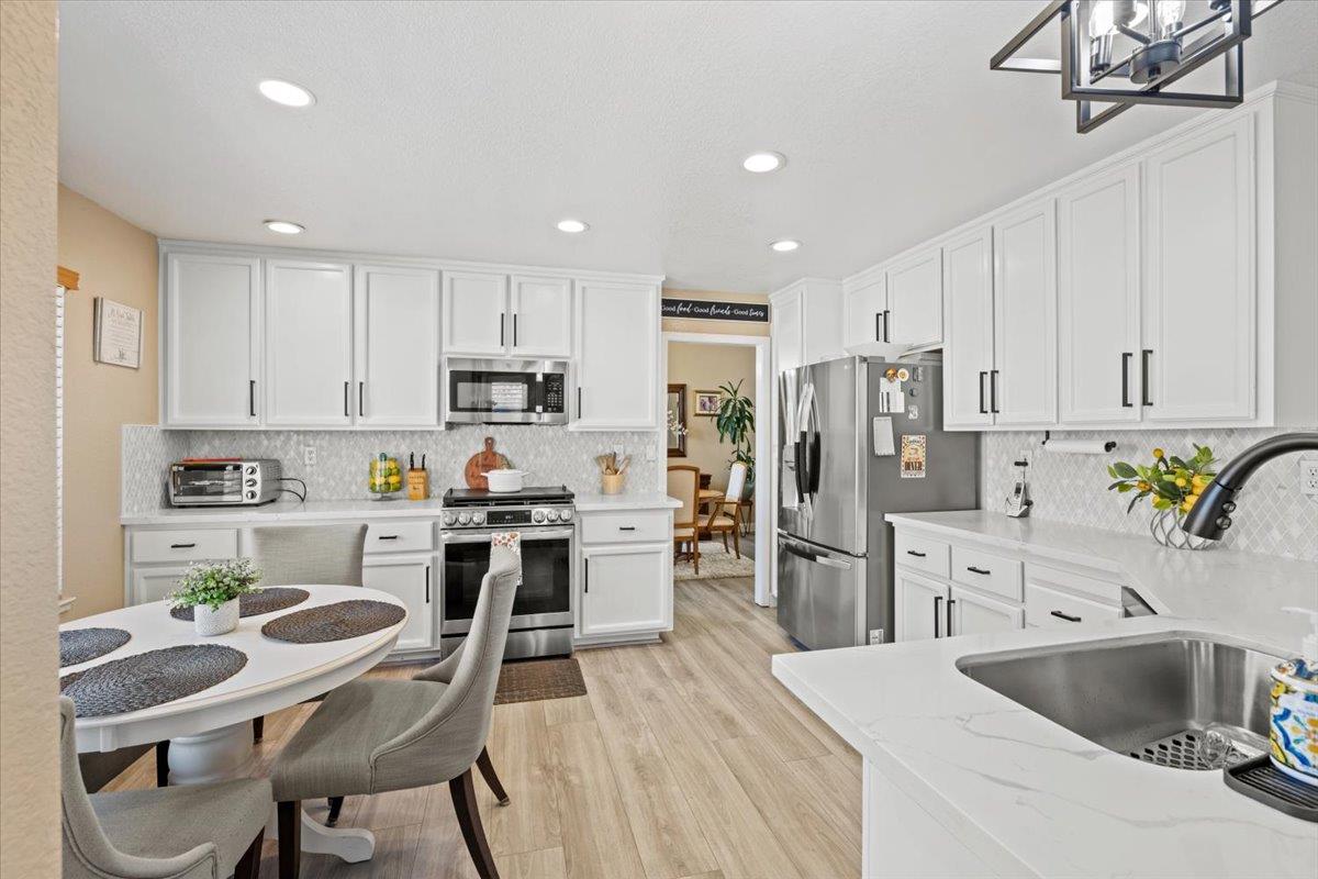 Detail Gallery Image 15 of 41 For 9128 Miners Creek Ct, Elk Grove,  CA 95758 - 4 Beds | 2/1 Baths