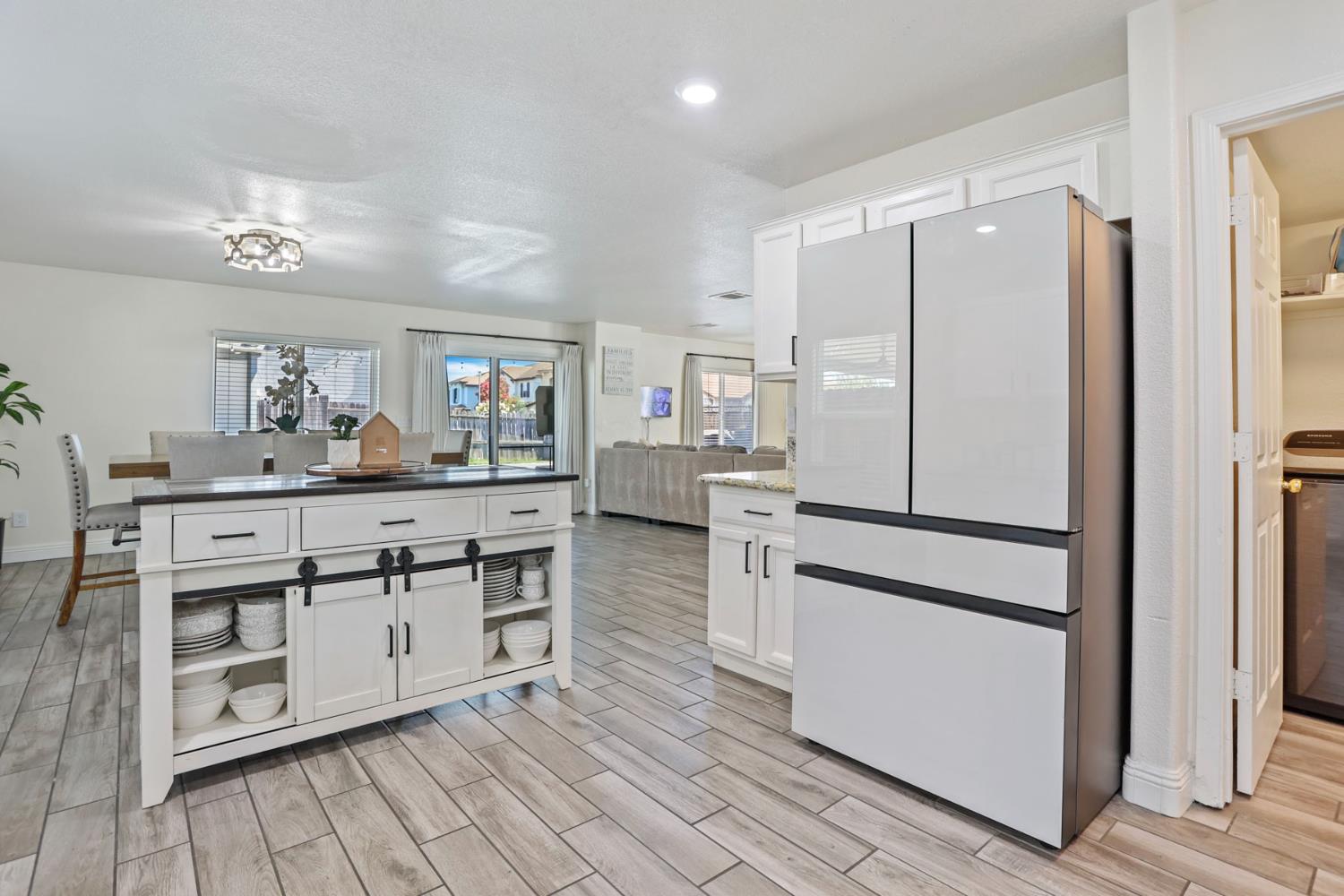 Detail Gallery Image 13 of 41 For 8841 Billfish Way, Sacramento,  CA 95828 - 5 Beds | 2/1 Baths