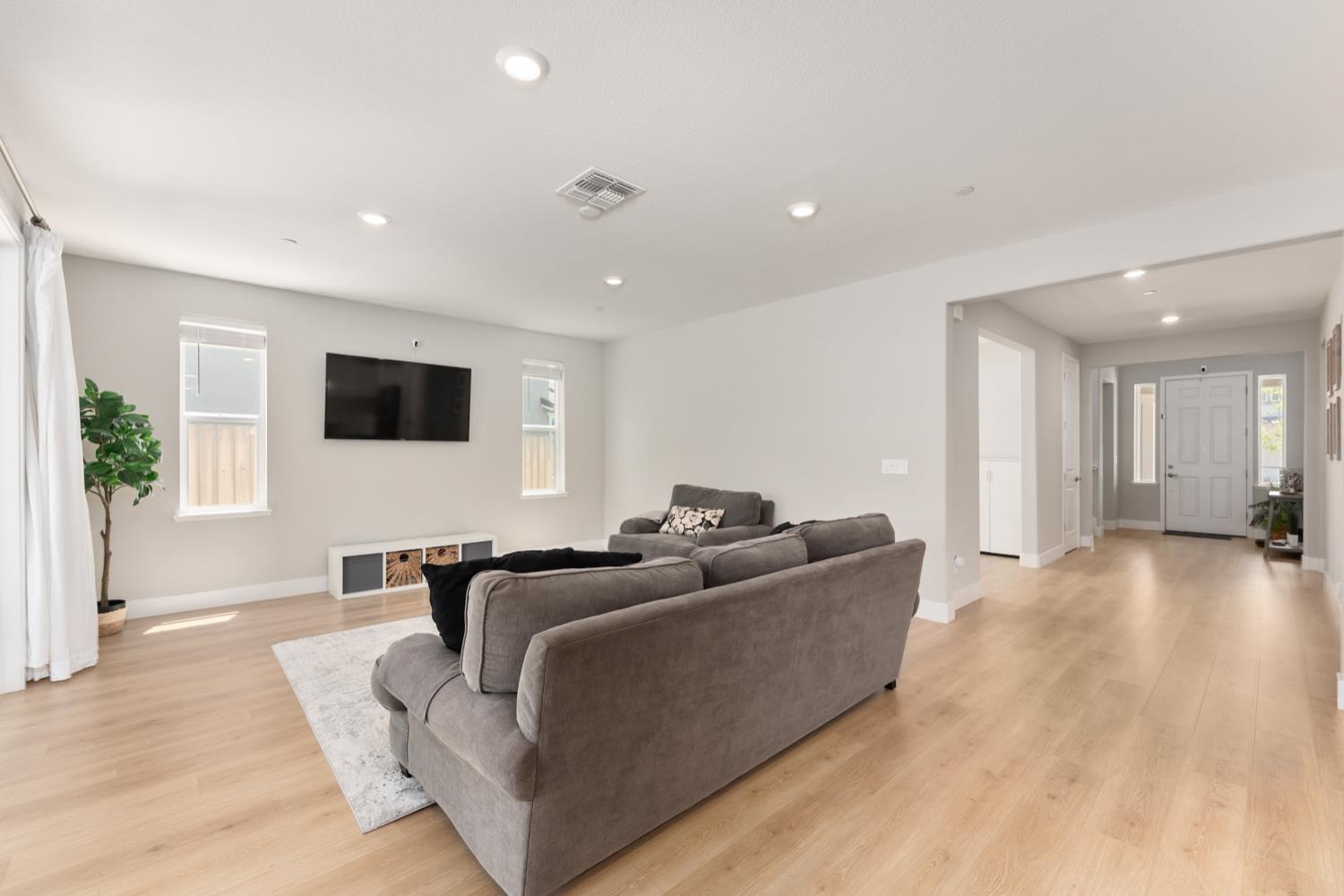 Detail Gallery Image 41 of 83 For 2073 Challenger Way, Roseville,  CA 95747 - 4 Beds | 3/1 Baths