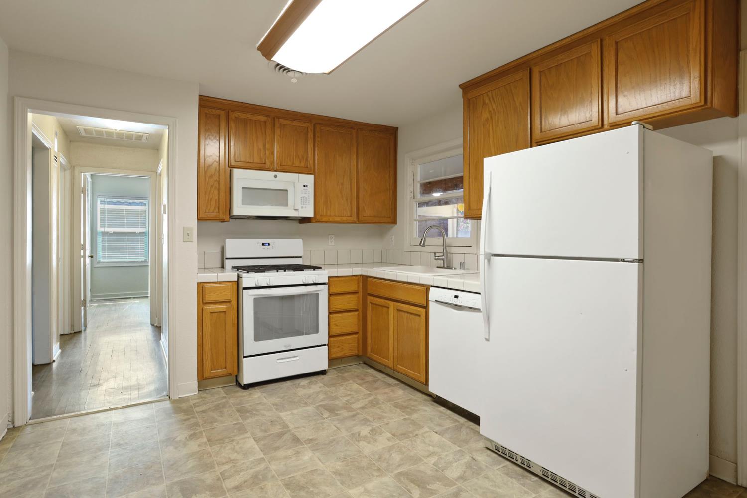 Detail Gallery Image 11 of 60 For 503 E Essex St, Stockton,  CA 95204 - 4 Beds | 2 Baths