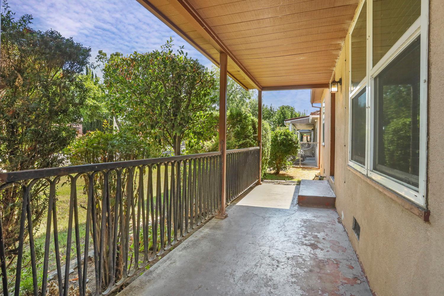 Detail Gallery Image 5 of 60 For 503 E Essex St, Stockton,  CA 95204 - 4 Beds | 2 Baths