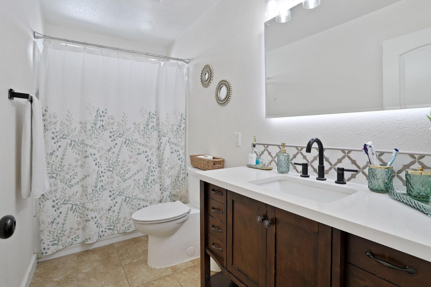 Detail Gallery Image 24 of 41 For 8841 Billfish Way, Sacramento,  CA 95828 - 5 Beds | 2/1 Baths