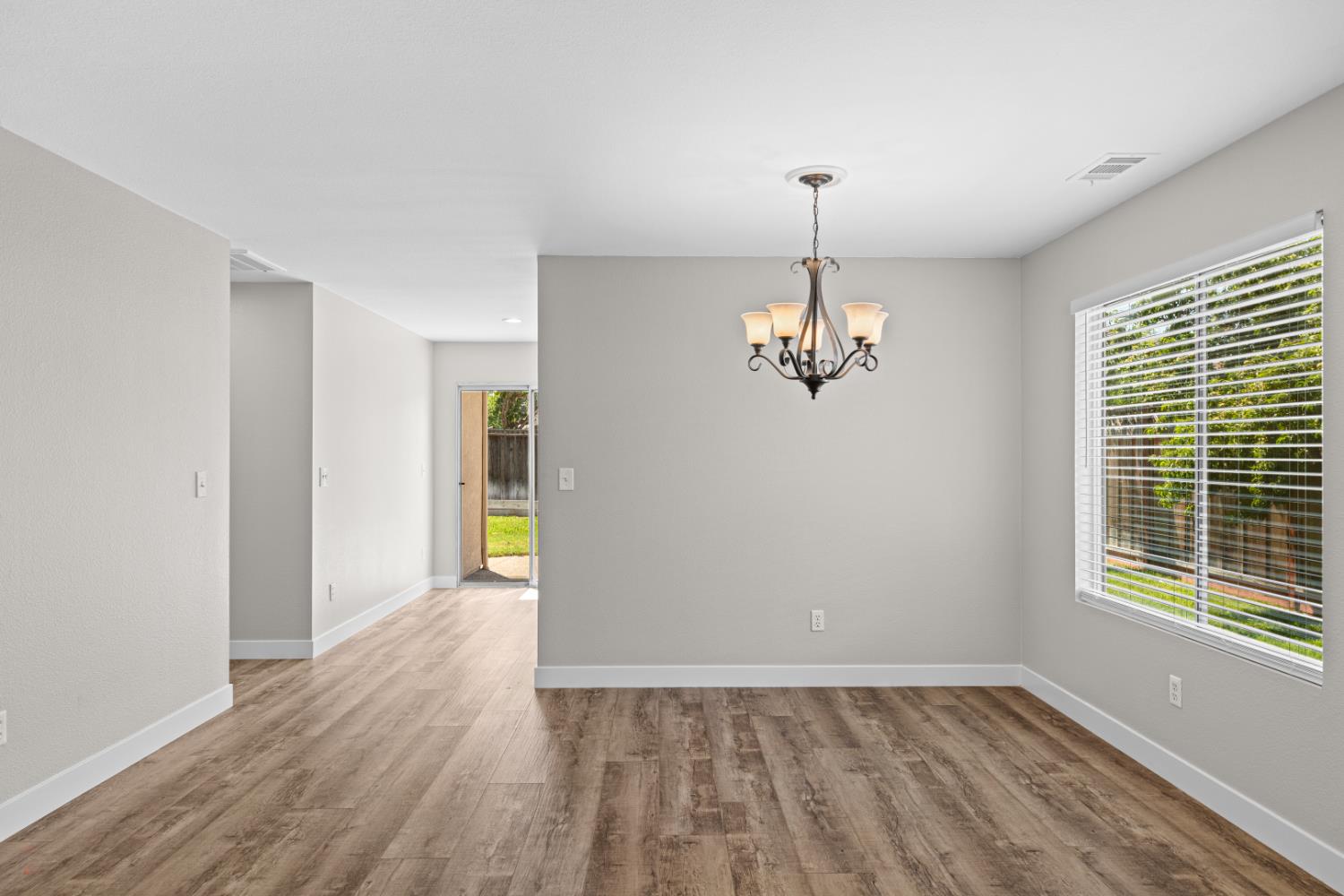 Detail Gallery Image 12 of 31 For 1566 Parkside Ct, Tracy,  CA 95376 - 3 Beds | 2 Baths