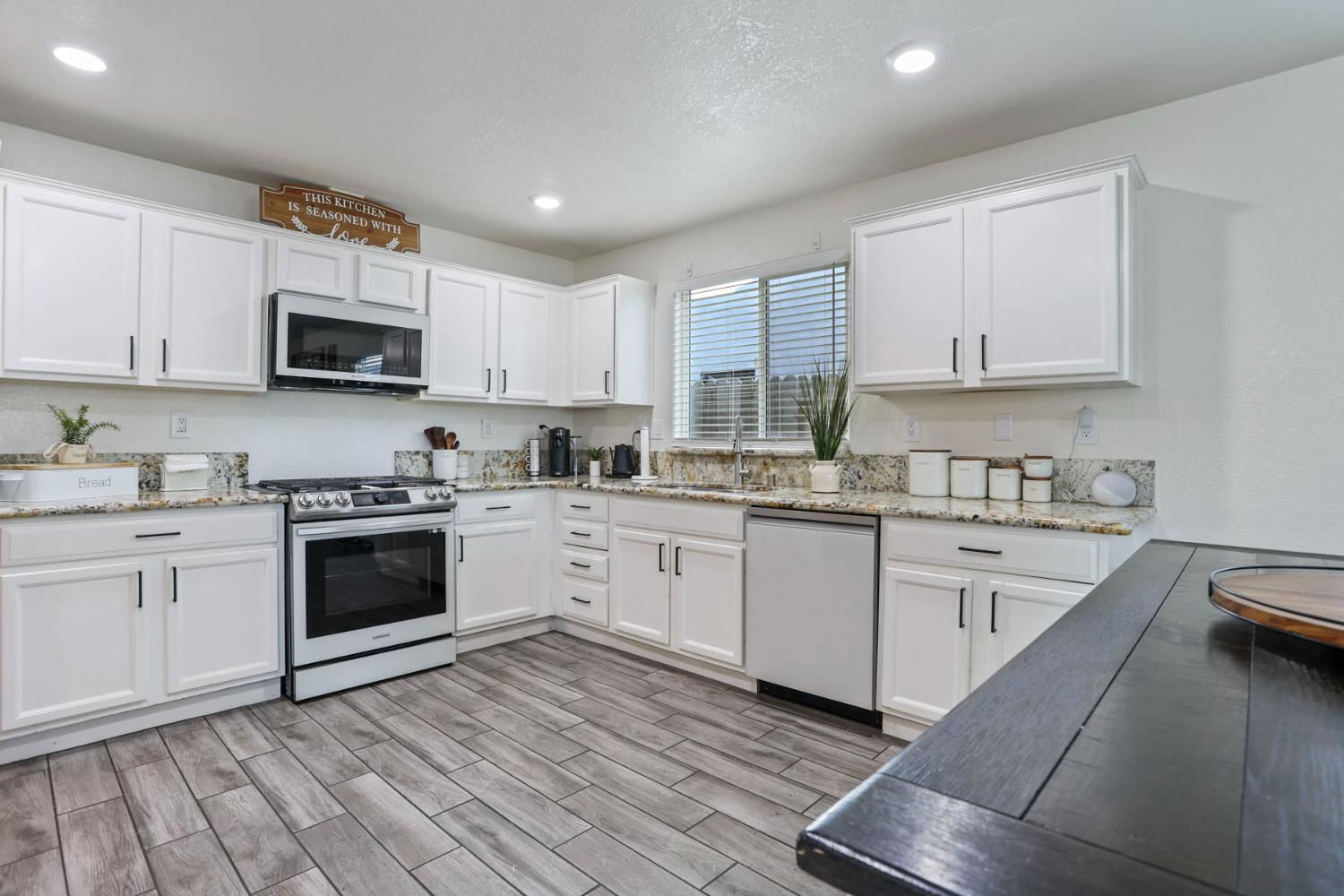 Detail Gallery Image 11 of 41 For 8841 Billfish Way, Sacramento,  CA 95828 - 5 Beds | 2/1 Baths