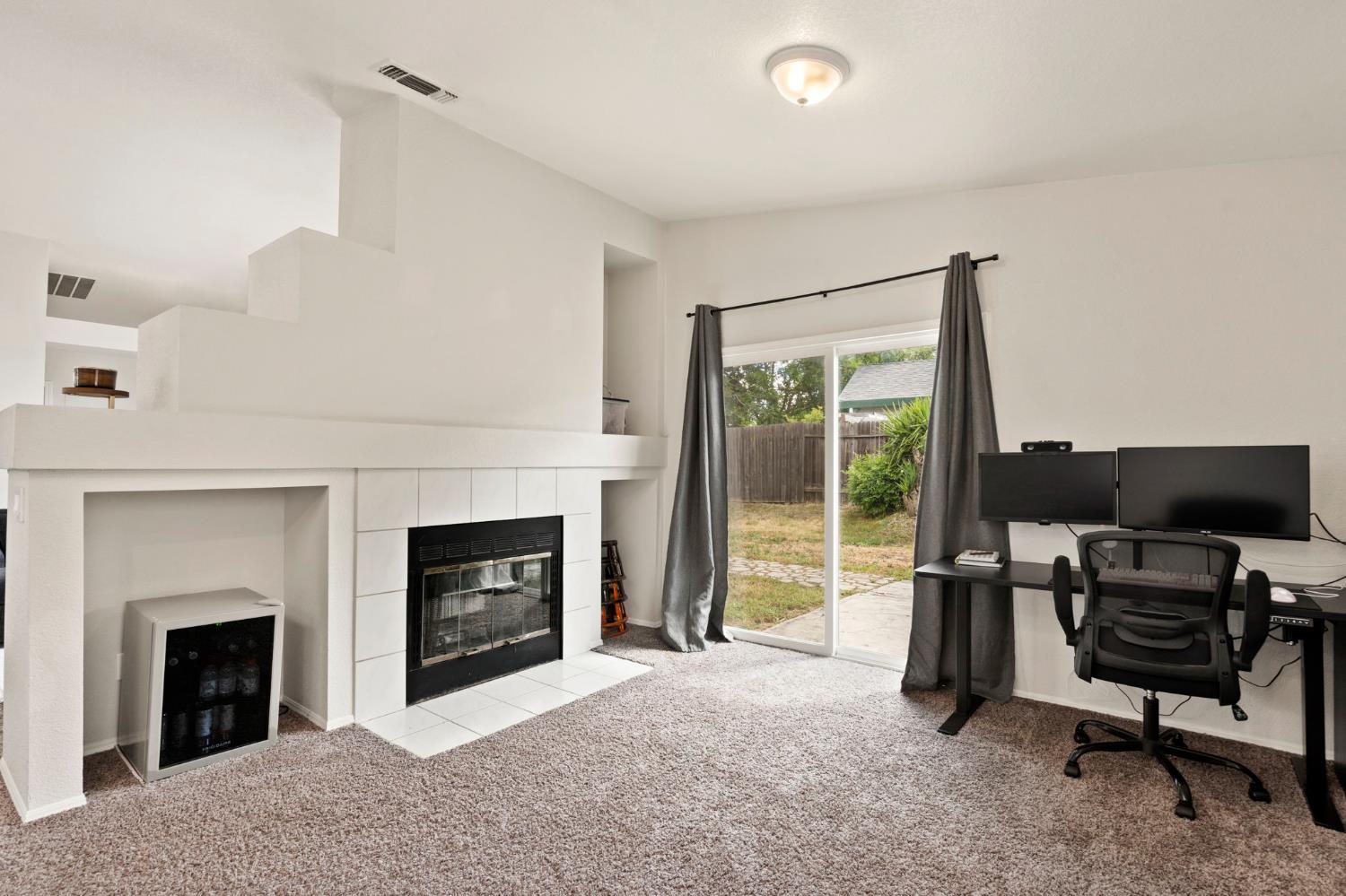 Detail Gallery Image 8 of 22 For 5279 Jacinto Ave, Sacramento,  CA 95823 - 3 Beds | 2 Baths