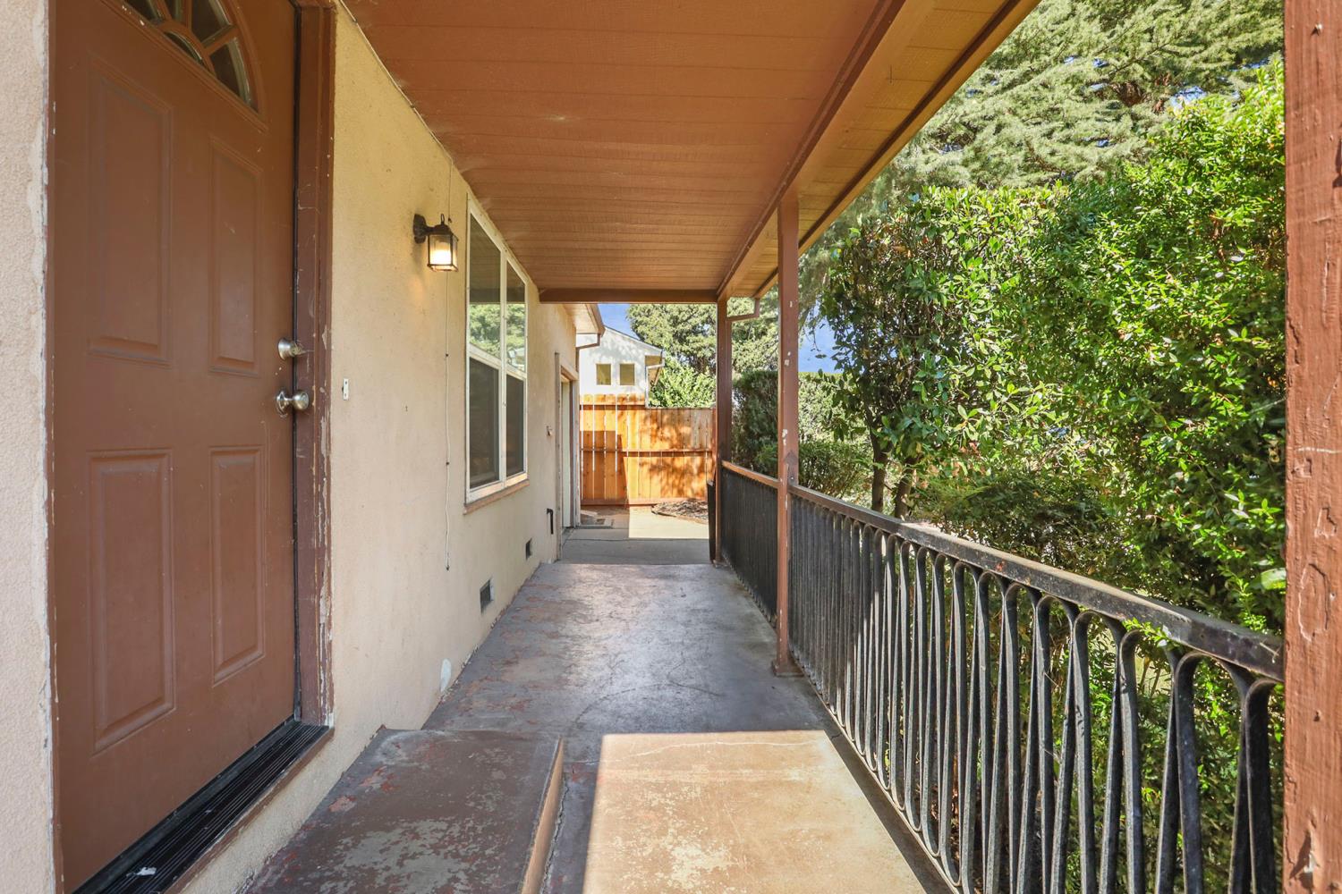 Detail Gallery Image 6 of 60 For 503 E Essex St, Stockton,  CA 95204 - 4 Beds | 2 Baths