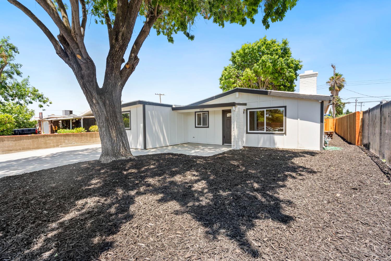 Detail Gallery Image 2 of 23 For 3889 32nd, Sacramento,  CA 95824 - 3 Beds | 2 Baths