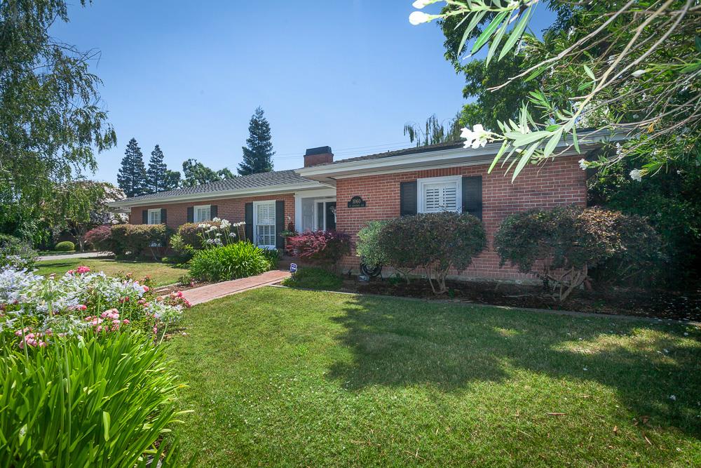 Detail Gallery Image 6 of 73 For 1060 W Monterey Ave, Stockton,  CA 95204 - 4 Beds | 3 Baths