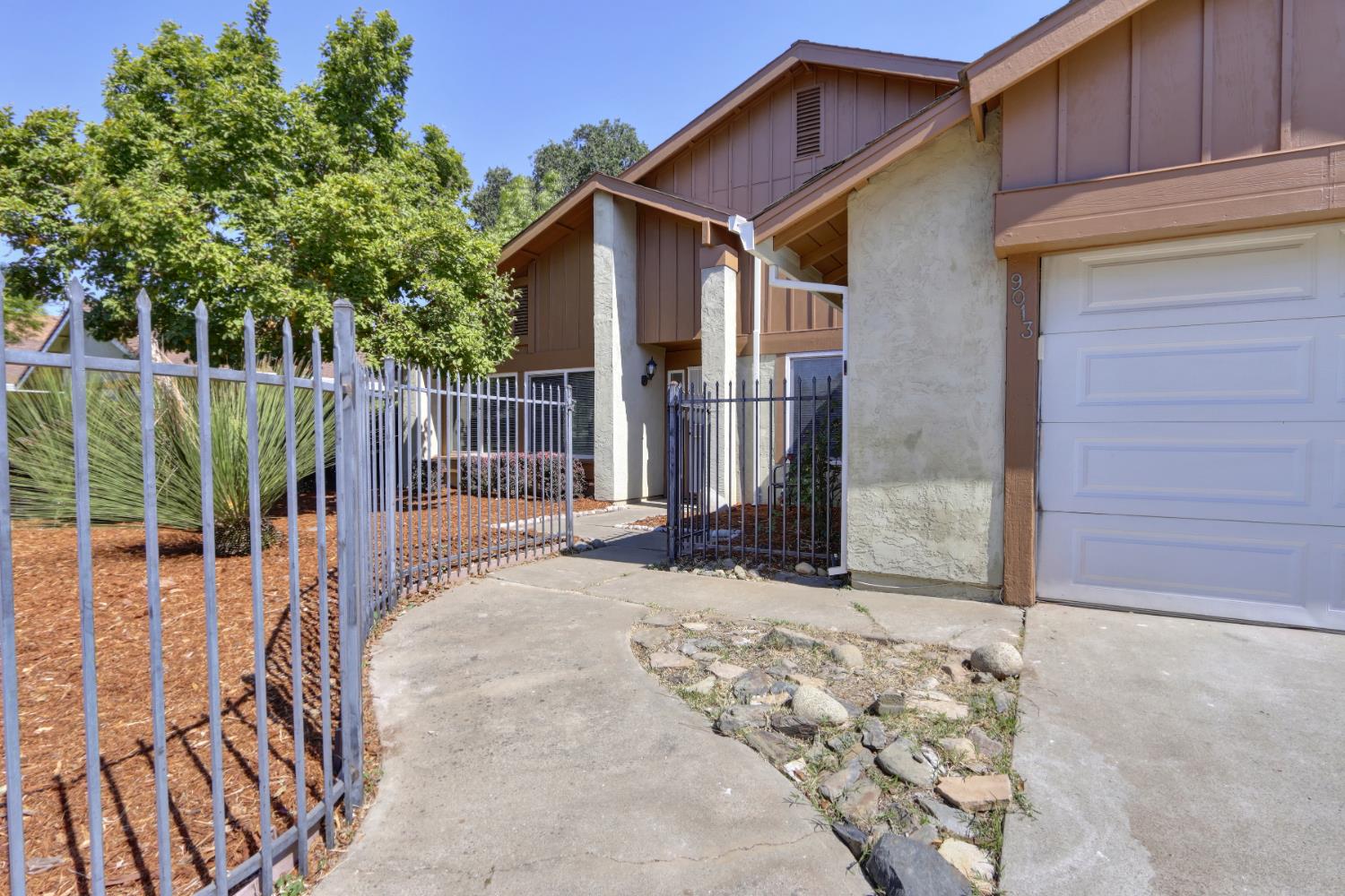 Detail Gallery Image 2 of 48 For 9013 Meadowsweet Way, Elk Grove,  CA 95624 - 4 Beds | 2 Baths
