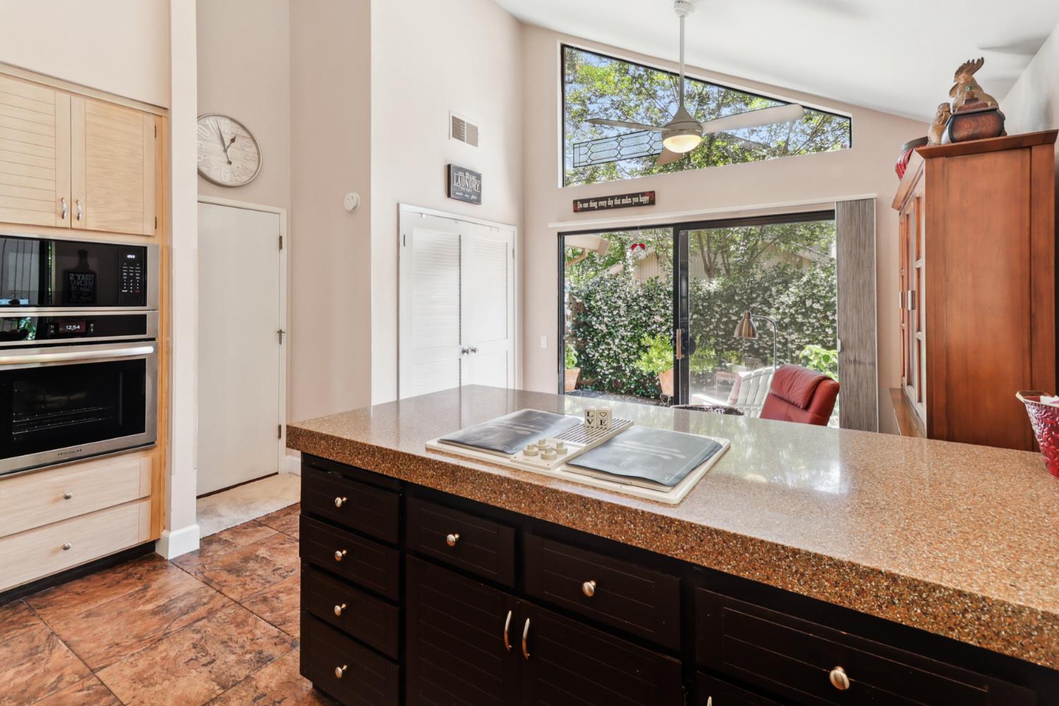 Detail Gallery Image 12 of 99 For 1911 Discovery Village Ln, Gold River,  CA 95670 - 2 Beds | 2 Baths