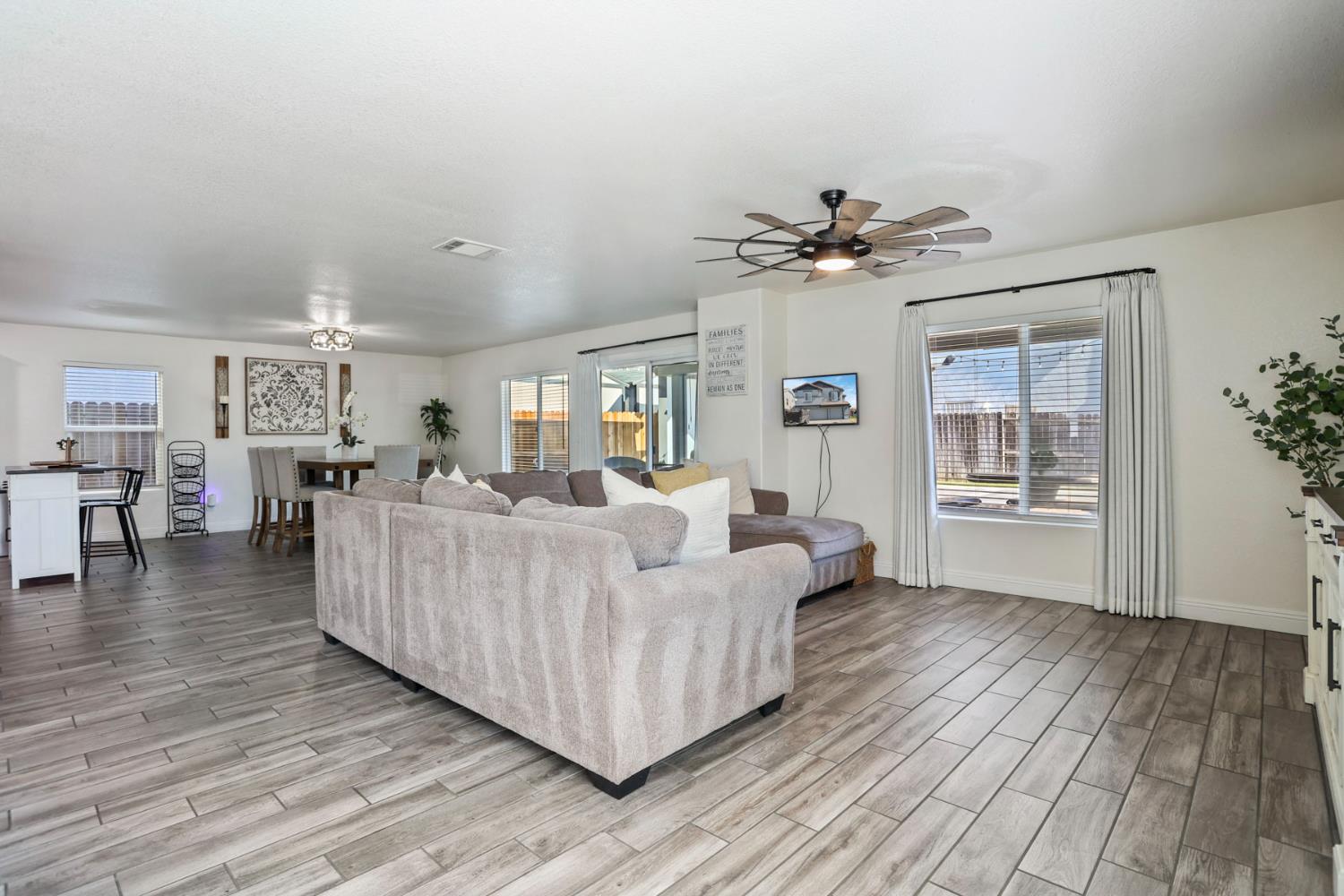 Detail Gallery Image 5 of 41 For 8841 Billfish Way, Sacramento,  CA 95828 - 5 Beds | 2/1 Baths