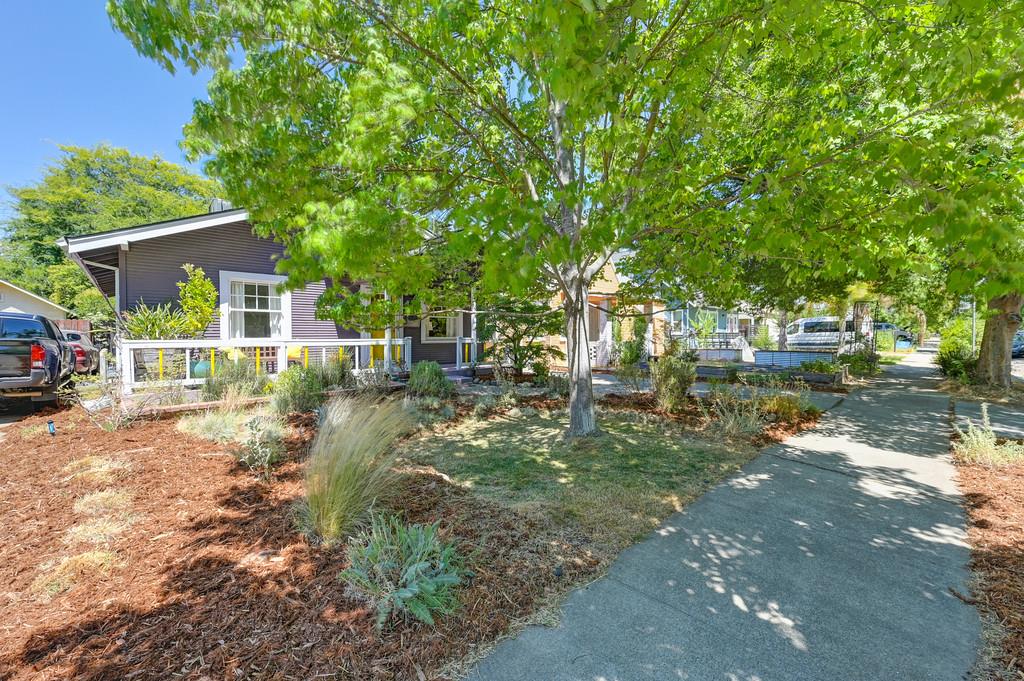 Detail Gallery Image 2 of 53 For 2232 Gerber Ave, Sacramento,  CA 95817 - 3 Beds | 2 Baths