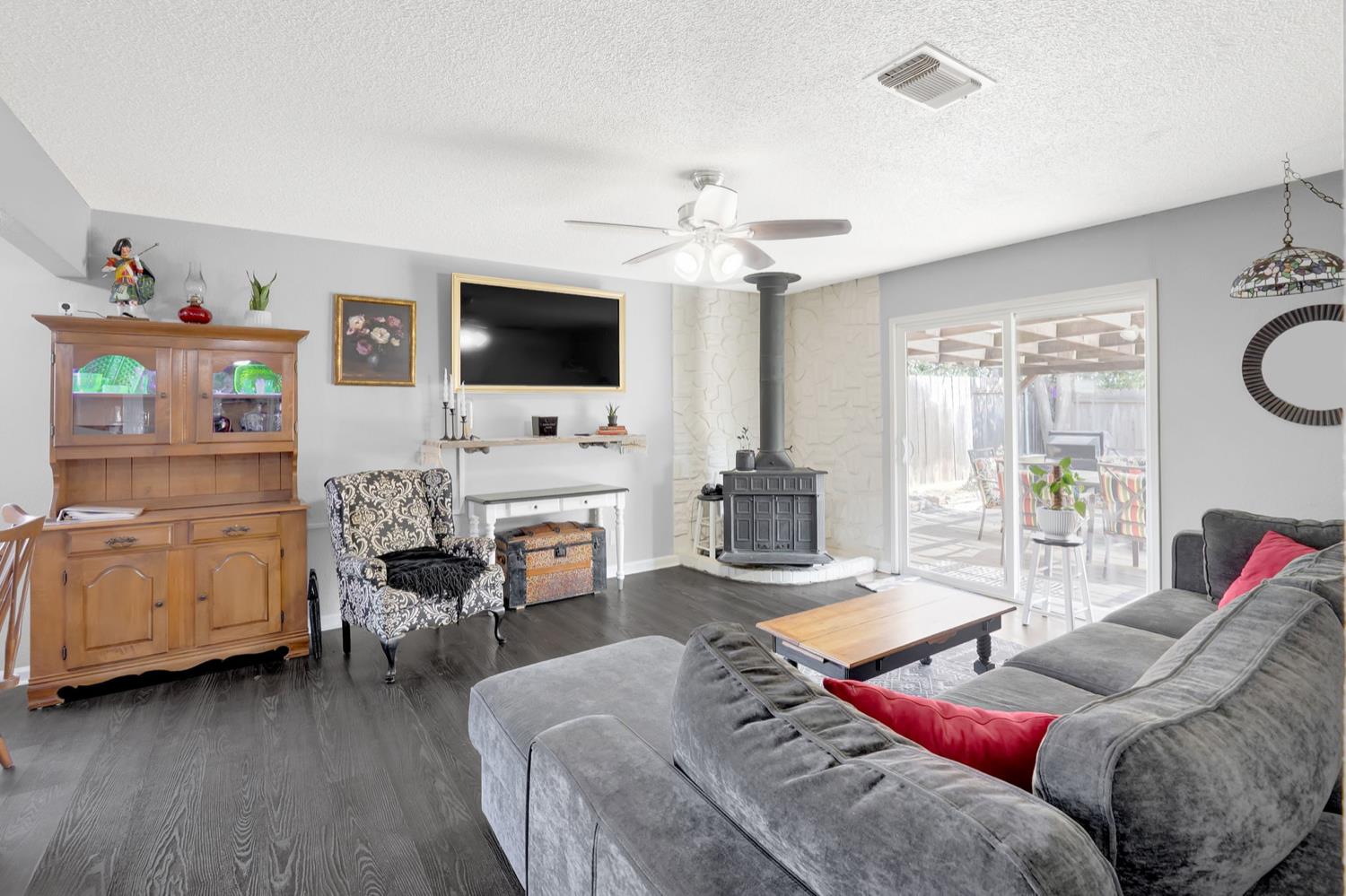 Detail Gallery Image 4 of 19 For 143 W Woodland Ave, Woodland,  CA 95695 - 3 Beds | 1 Baths