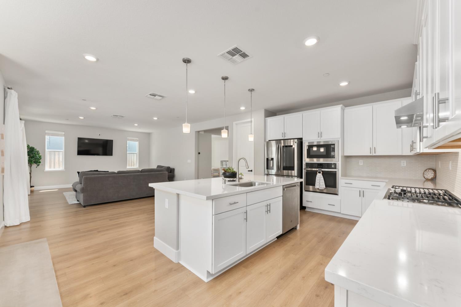 Detail Gallery Image 34 of 83 For 2073 Challenger Way, Roseville,  CA 95747 - 4 Beds | 3/1 Baths