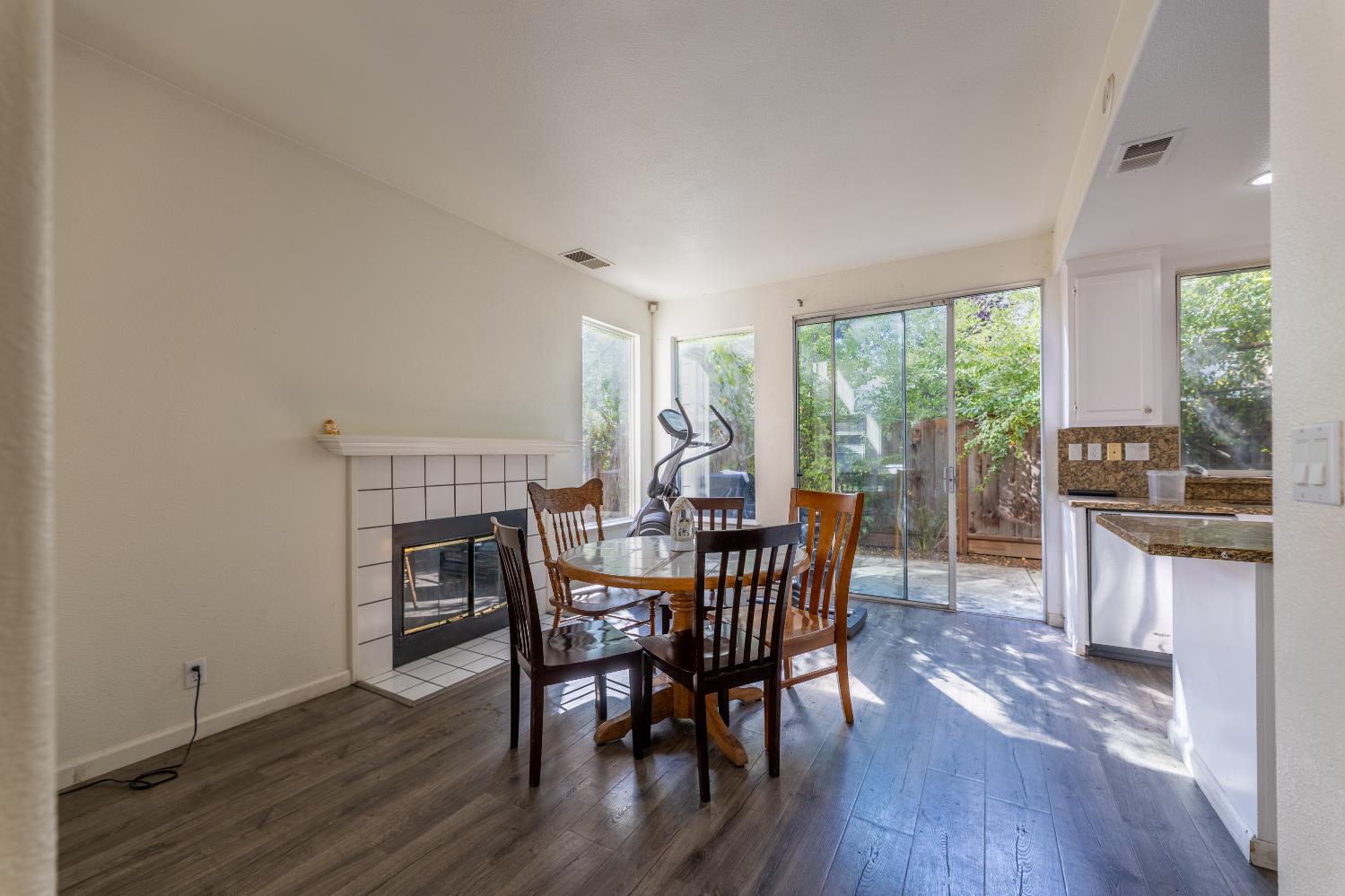 Detail Gallery Image 7 of 37 For 39965 Potrero Dr, Newark,  CA 94560 - 4 Beds | 3 Baths