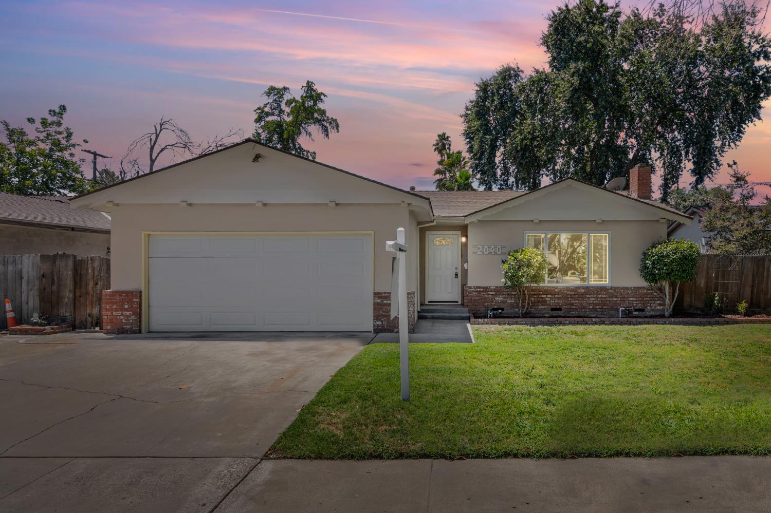 Detail Gallery Image 2 of 40 For 2040 Edgebrook Dr, Modesto,  CA 95354 - 3 Beds | 2 Baths