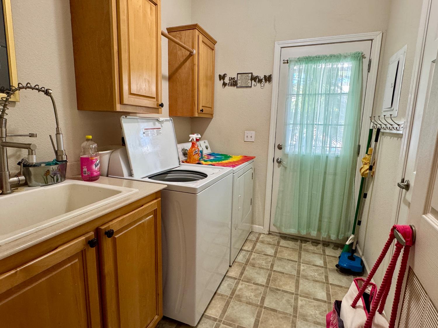 Detail Gallery Image 9 of 17 For 1330 Queen Way 27, Livingston,  CA 95334 - 2 Beds | 3 Baths