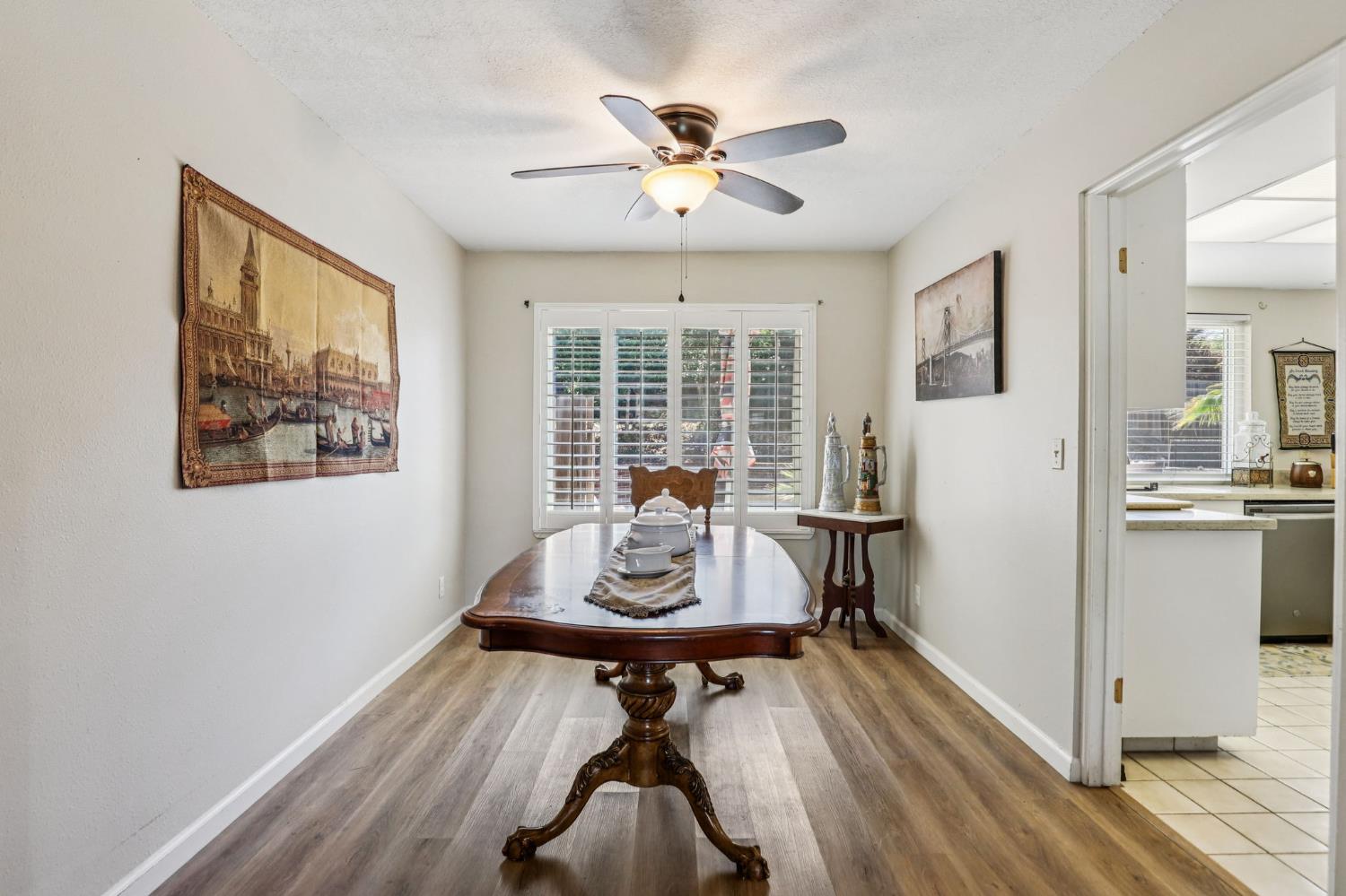 Detail Gallery Image 16 of 55 For 8058 Mesa Oak Way, Citrus Heights,  CA 95610 - 5 Beds | 3 Baths