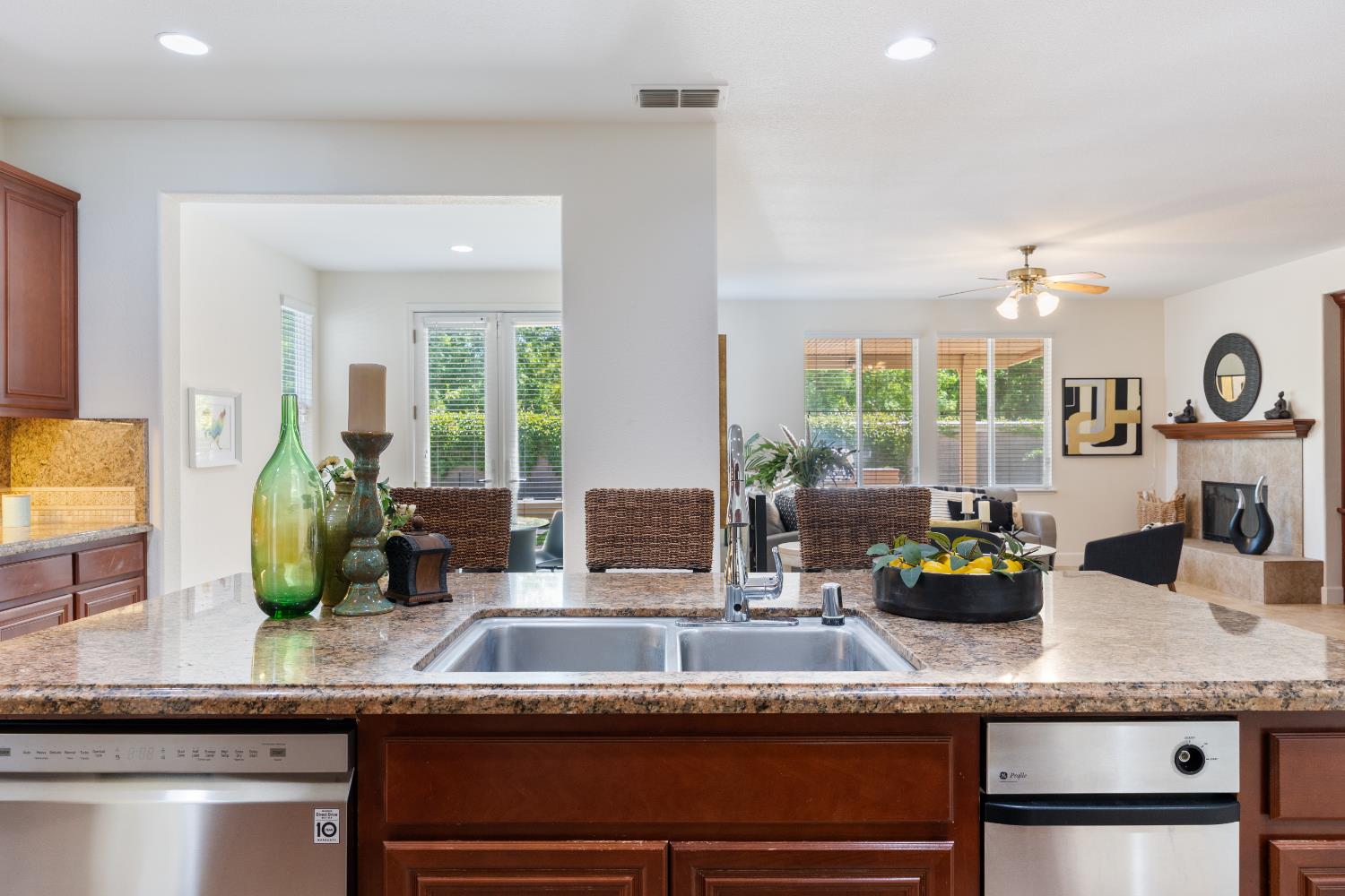 Detail Gallery Image 21 of 78 For 6904 Rio Tejo Way, Elk Grove,  CA 95757 - 5 Beds | 3 Baths