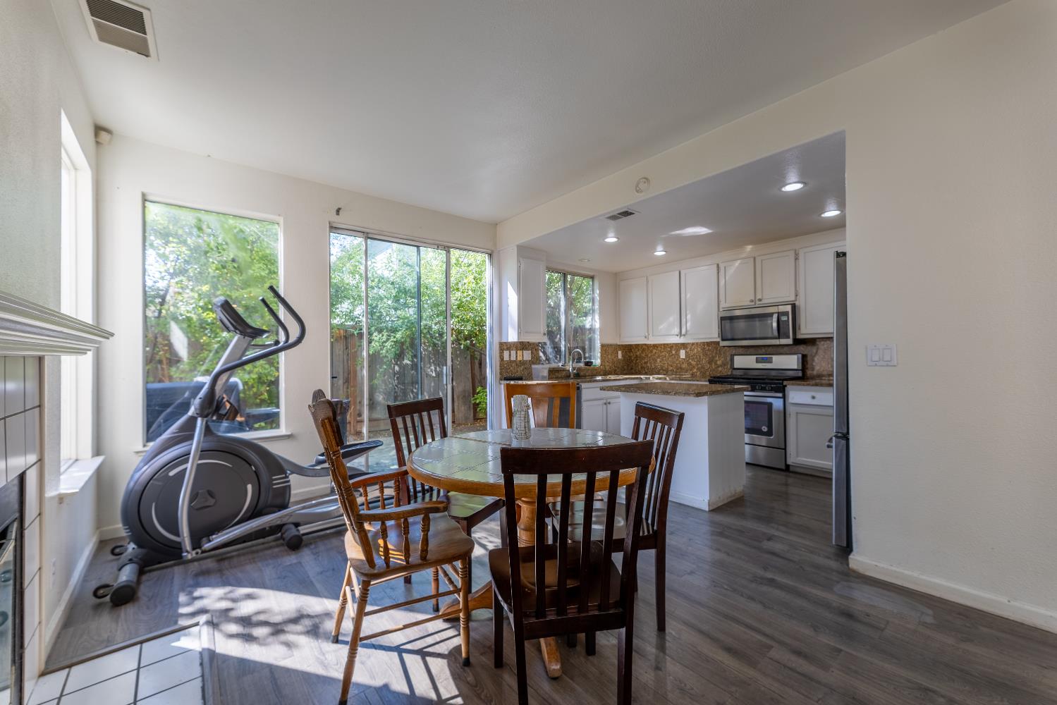 Detail Gallery Image 8 of 37 For 39965 Potrero Dr, Newark,  CA 94560 - 4 Beds | 3 Baths
