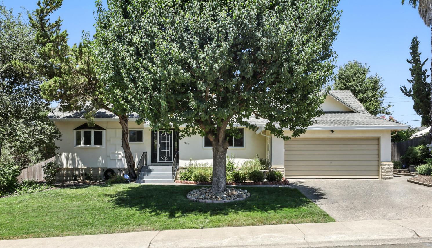 Detail Gallery Image 1 of 37 For 7969 Glenbar Way, Fair Oaks,  CA 95628 - 4 Beds | 2/1 Baths