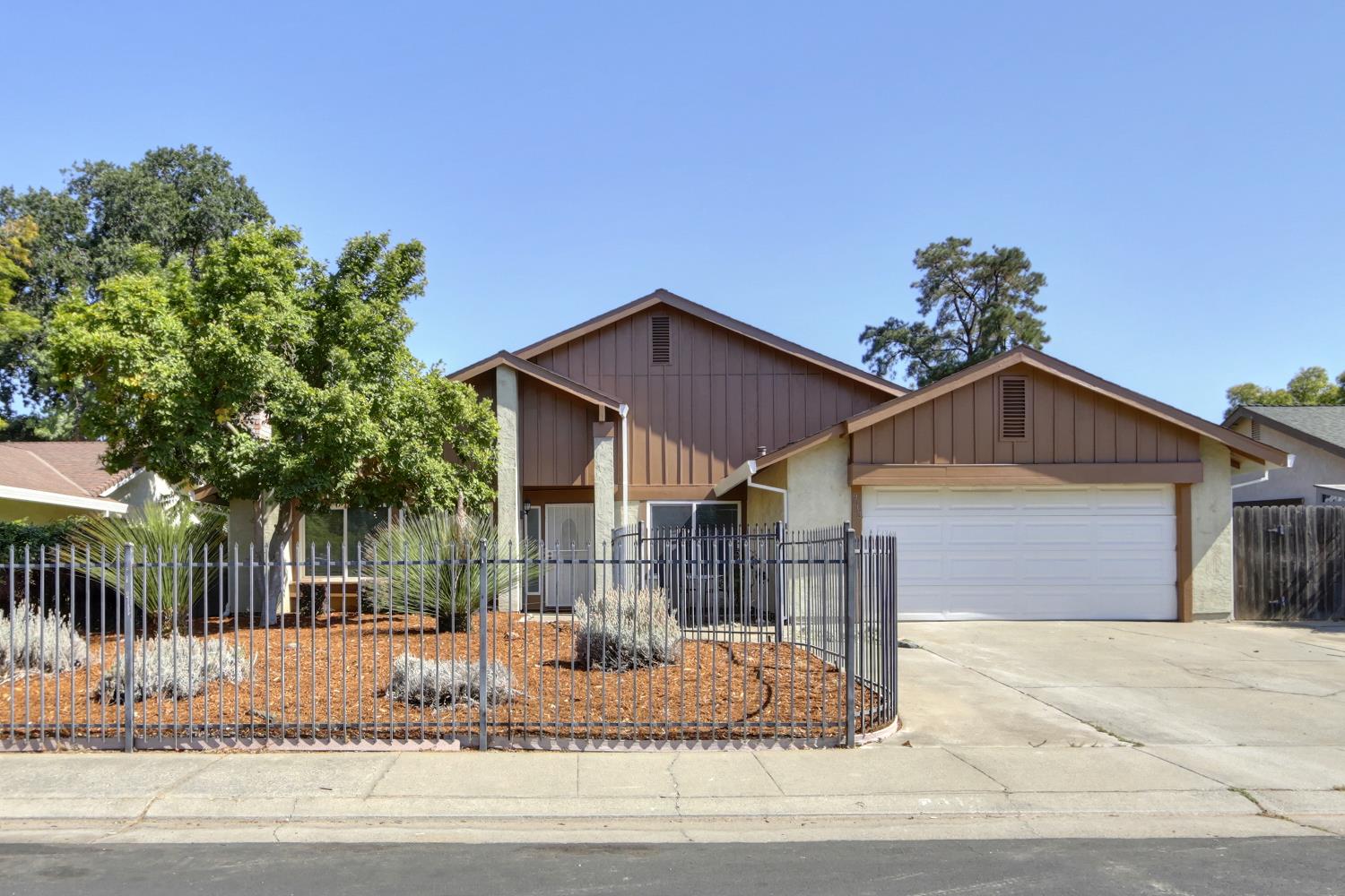 Detail Gallery Image 1 of 48 For 9013 Meadowsweet Way, Elk Grove,  CA 95624 - 4 Beds | 2 Baths