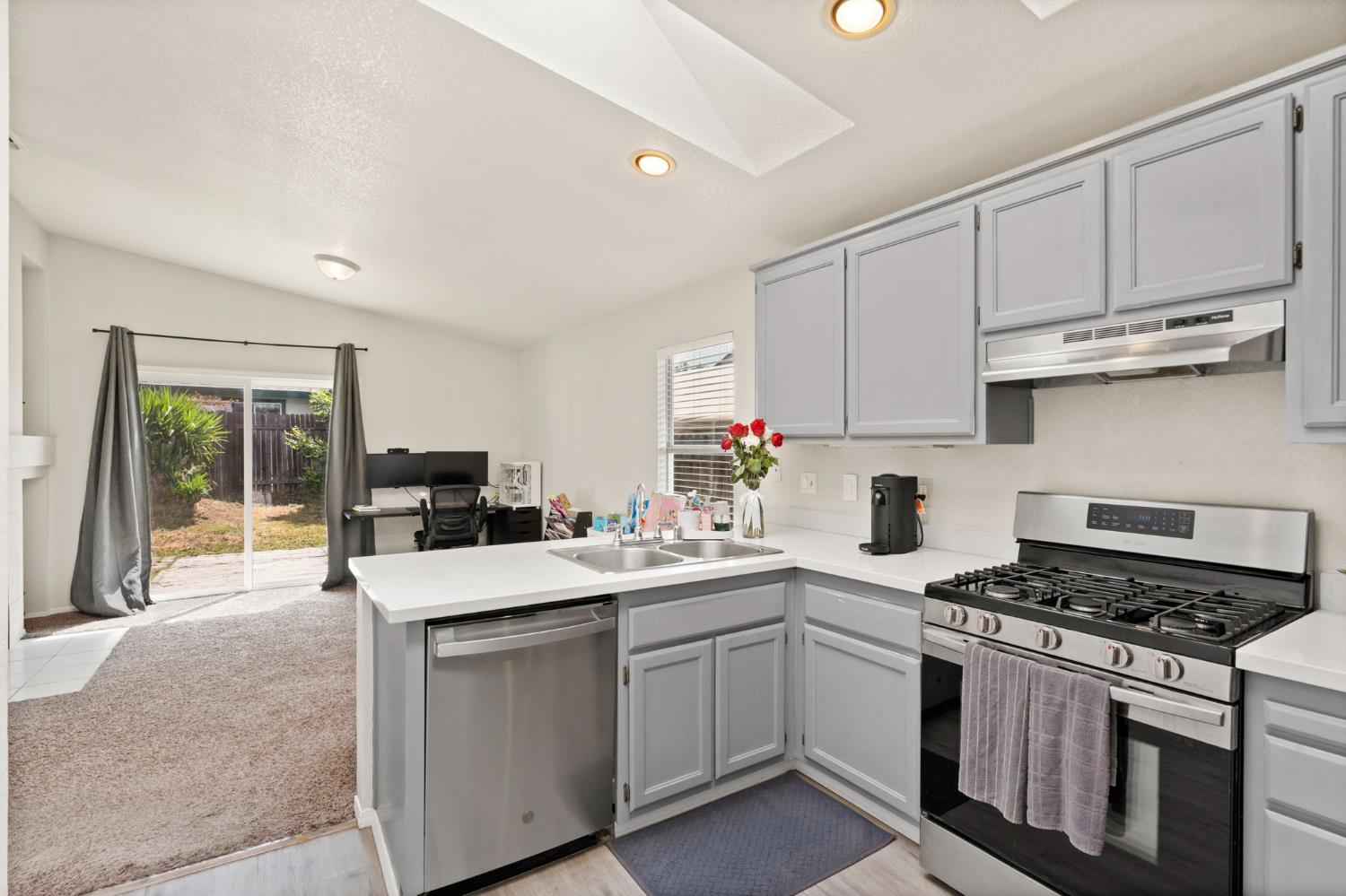 Detail Gallery Image 4 of 22 For 5279 Jacinto Ave, Sacramento,  CA 95823 - 3 Beds | 2 Baths