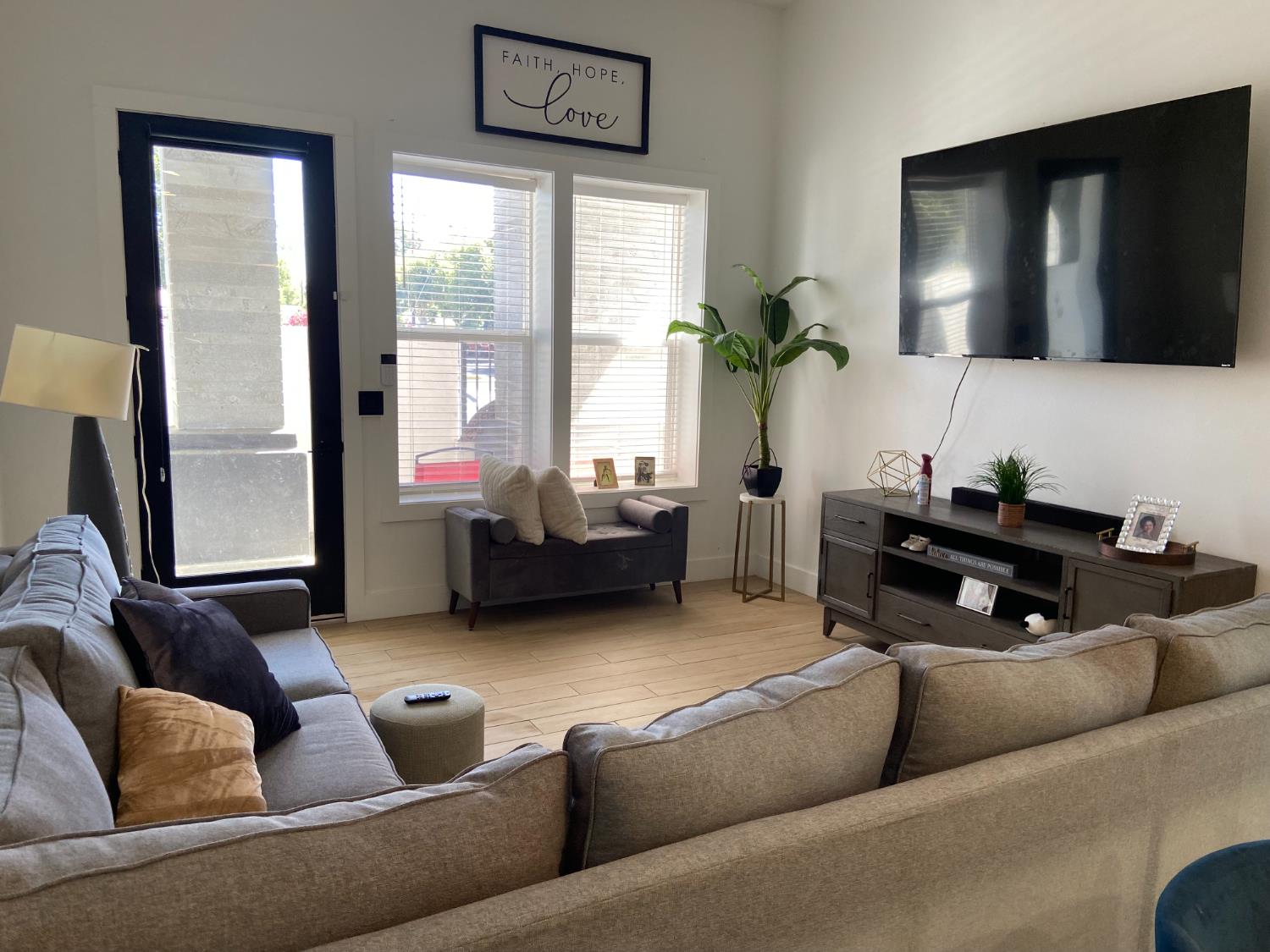 Detail Gallery Image 2 of 8 For 1855 Coley Ave, Escalon,  CA 95320 - 2 Beds | 2 Baths