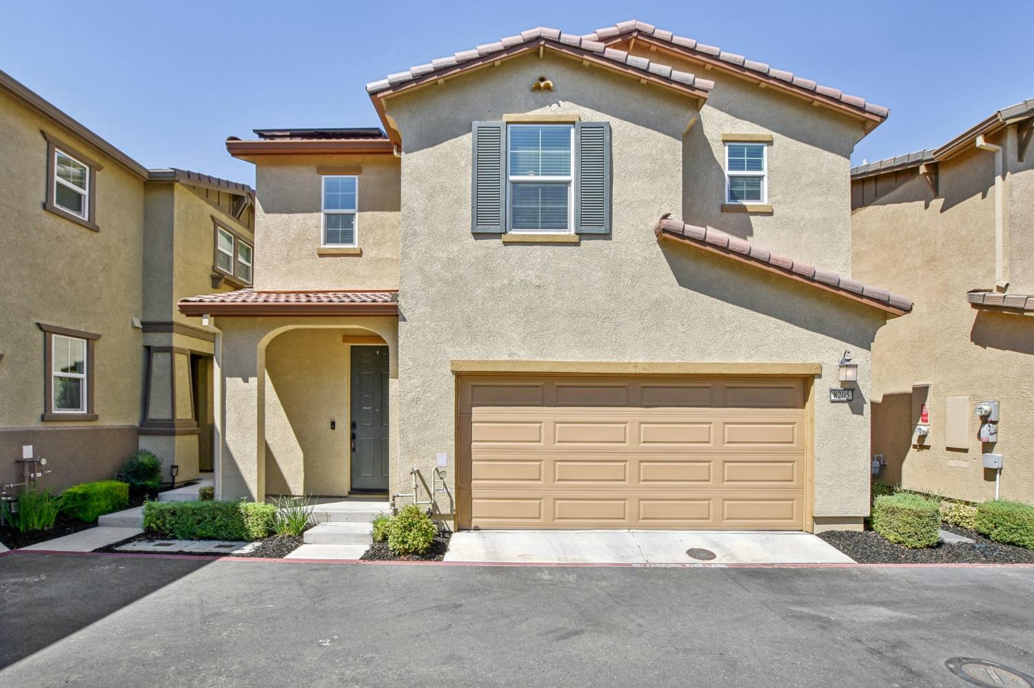 Detail Gallery Image 1 of 25 For 8205 Kramer Ranch Ln, Elk Grove,  CA 95758 - 3 Beds | 2/1 Baths