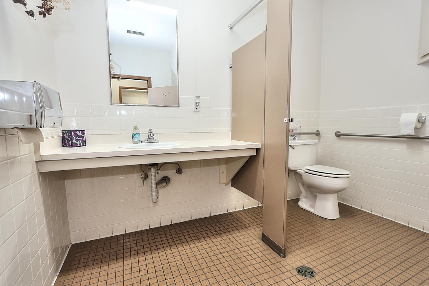 Detail Gallery Image 19 of 51 For 1601 Executive Ct, Sacramento,  CA 95864 - – Beds | – Baths