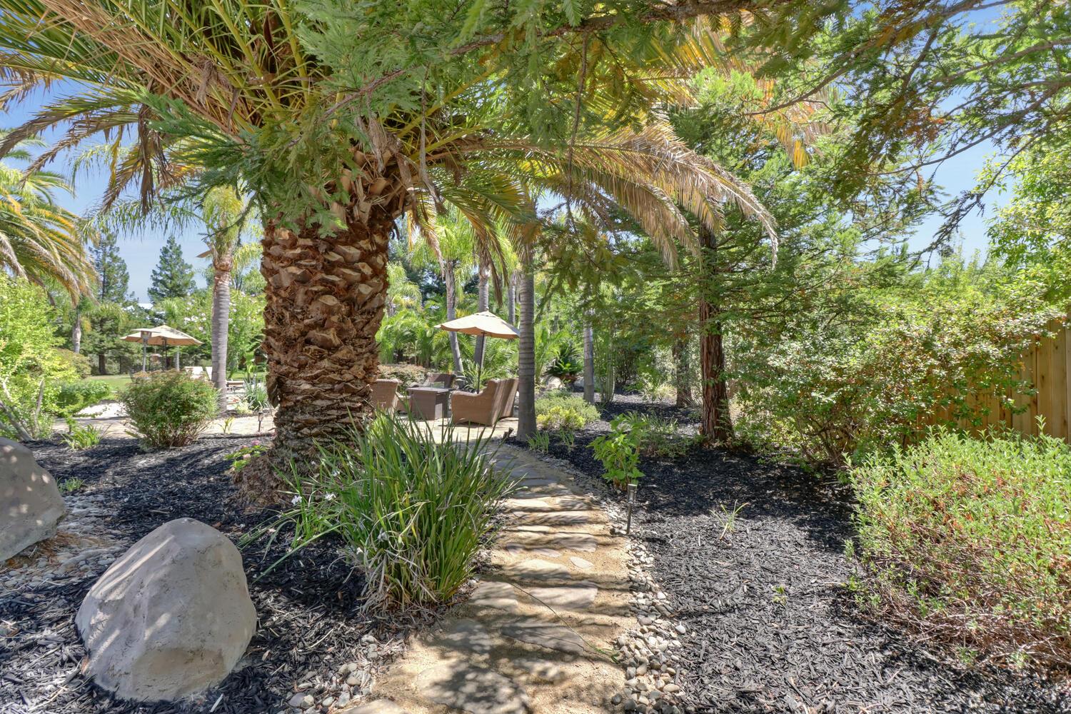 Detail Gallery Image 56 of 92 For 9896 Silvergate Ln, Elk Grove,  CA 95624 - 5 Beds | 3 Baths