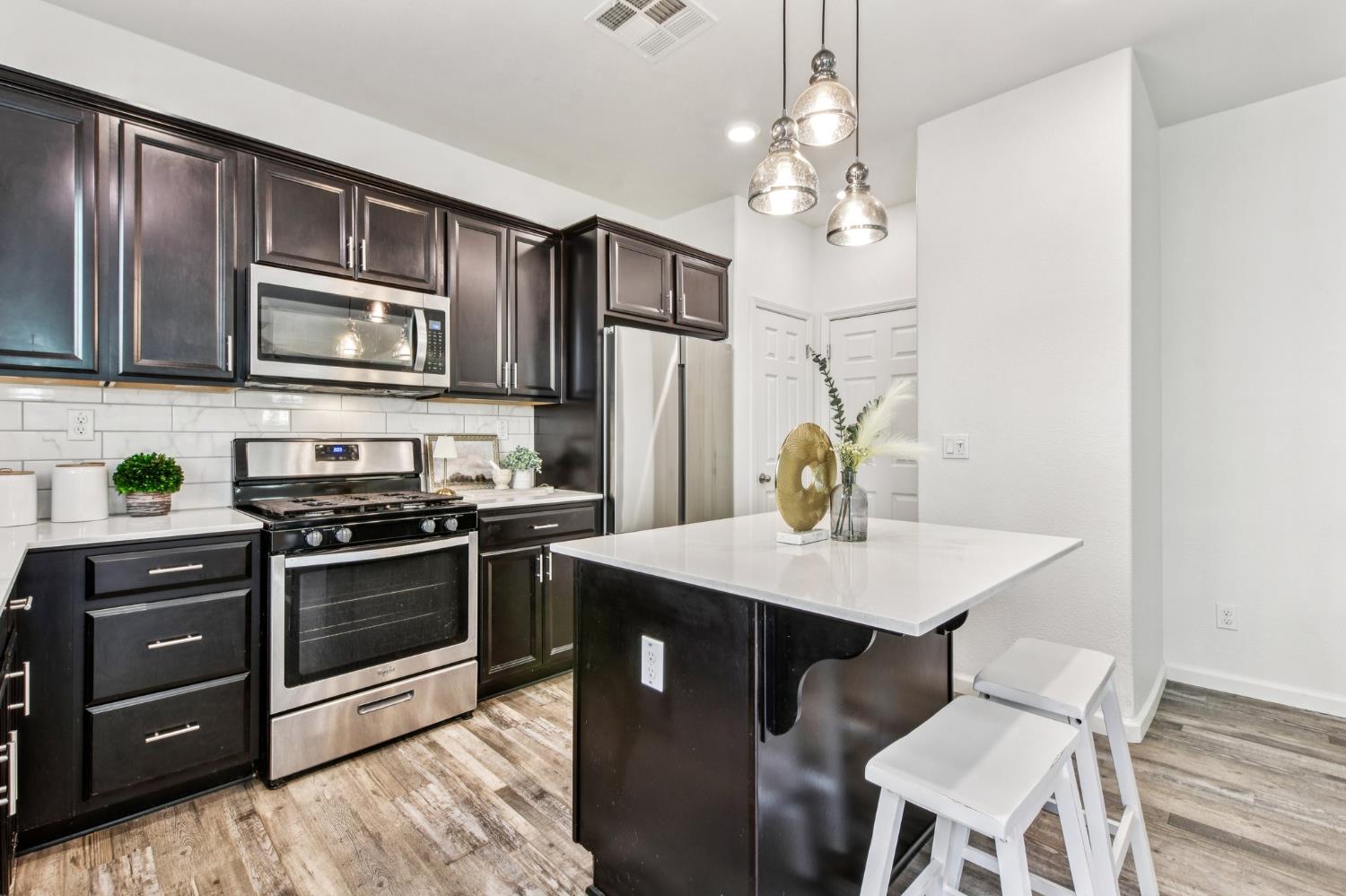 Detail Gallery Image 10 of 25 For 8205 Kramer Ranch Ln, Elk Grove,  CA 95758 - 3 Beds | 2/1 Baths