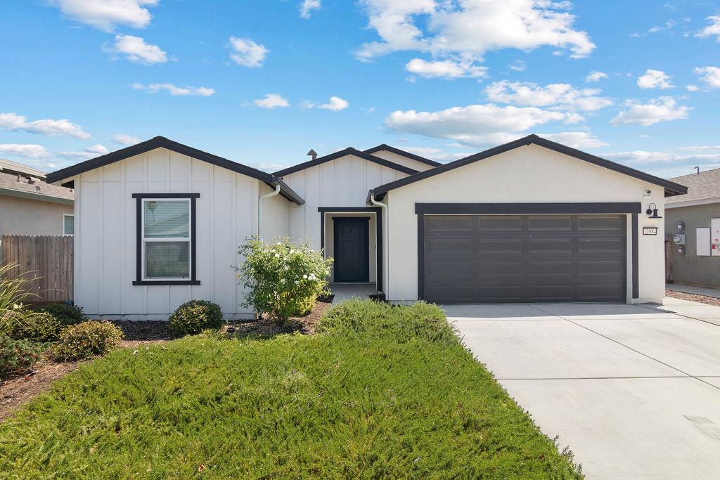 Detail Gallery Image 1 of 37 For 12084 Royal Ct, Waterford,  CA 95386 - 4 Beds | 2 Baths