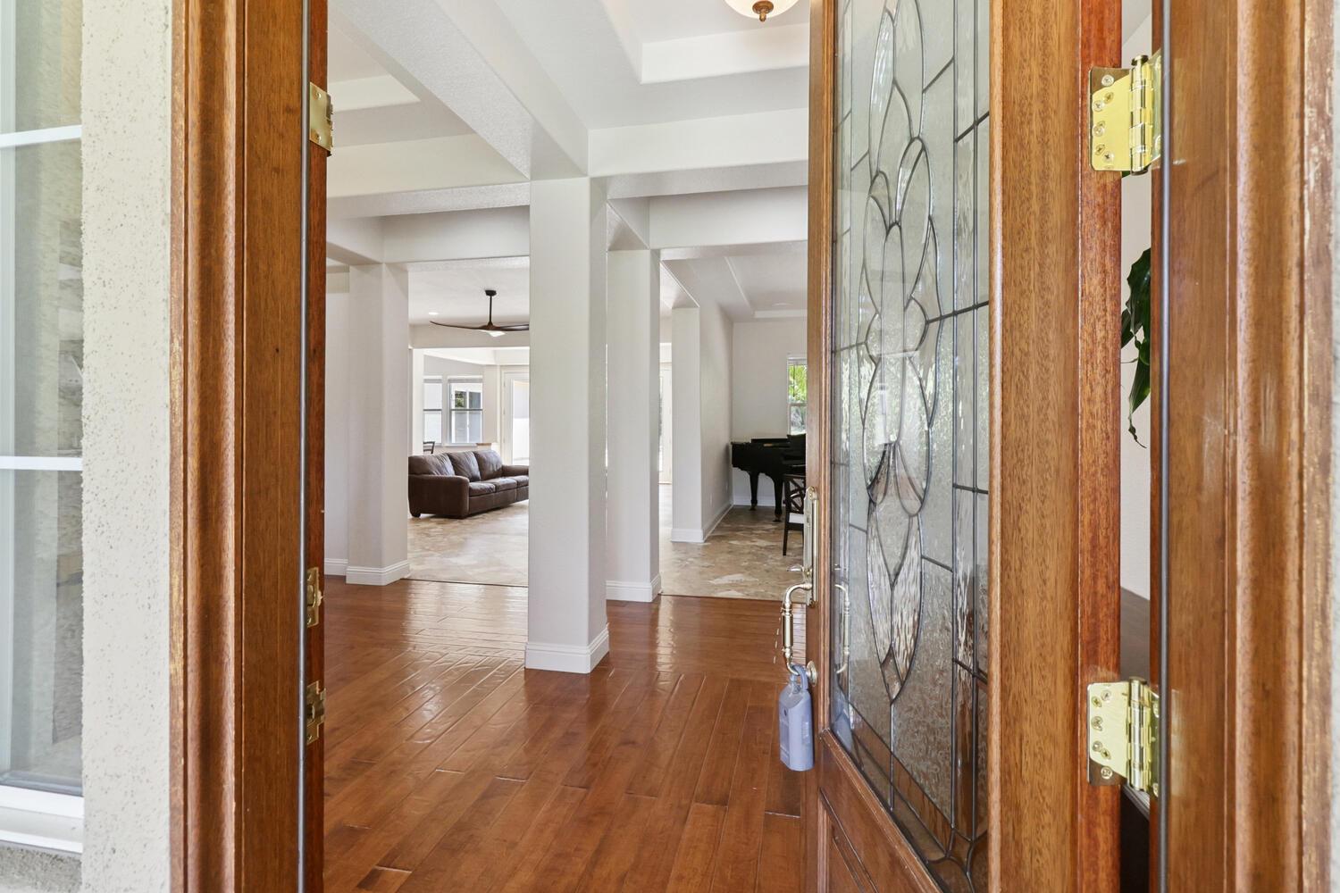 Detail Gallery Image 11 of 92 For 9896 Silvergate Ln, Elk Grove,  CA 95624 - 5 Beds | 3 Baths