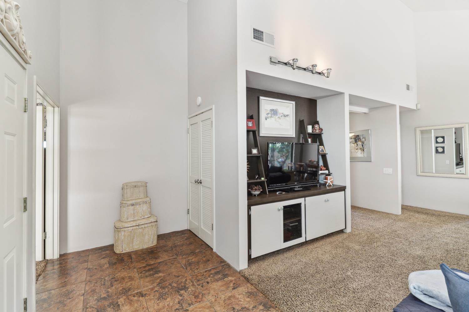 Detail Gallery Image 8 of 99 For 1911 Discovery Village Ln, Gold River,  CA 95670 - 2 Beds | 2 Baths