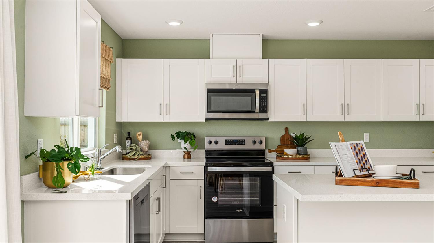 Detail Gallery Image 5 of 10 For 3000 Foxtail Way, Roseville,  CA 95747 - 3 Beds | 2/1 Baths