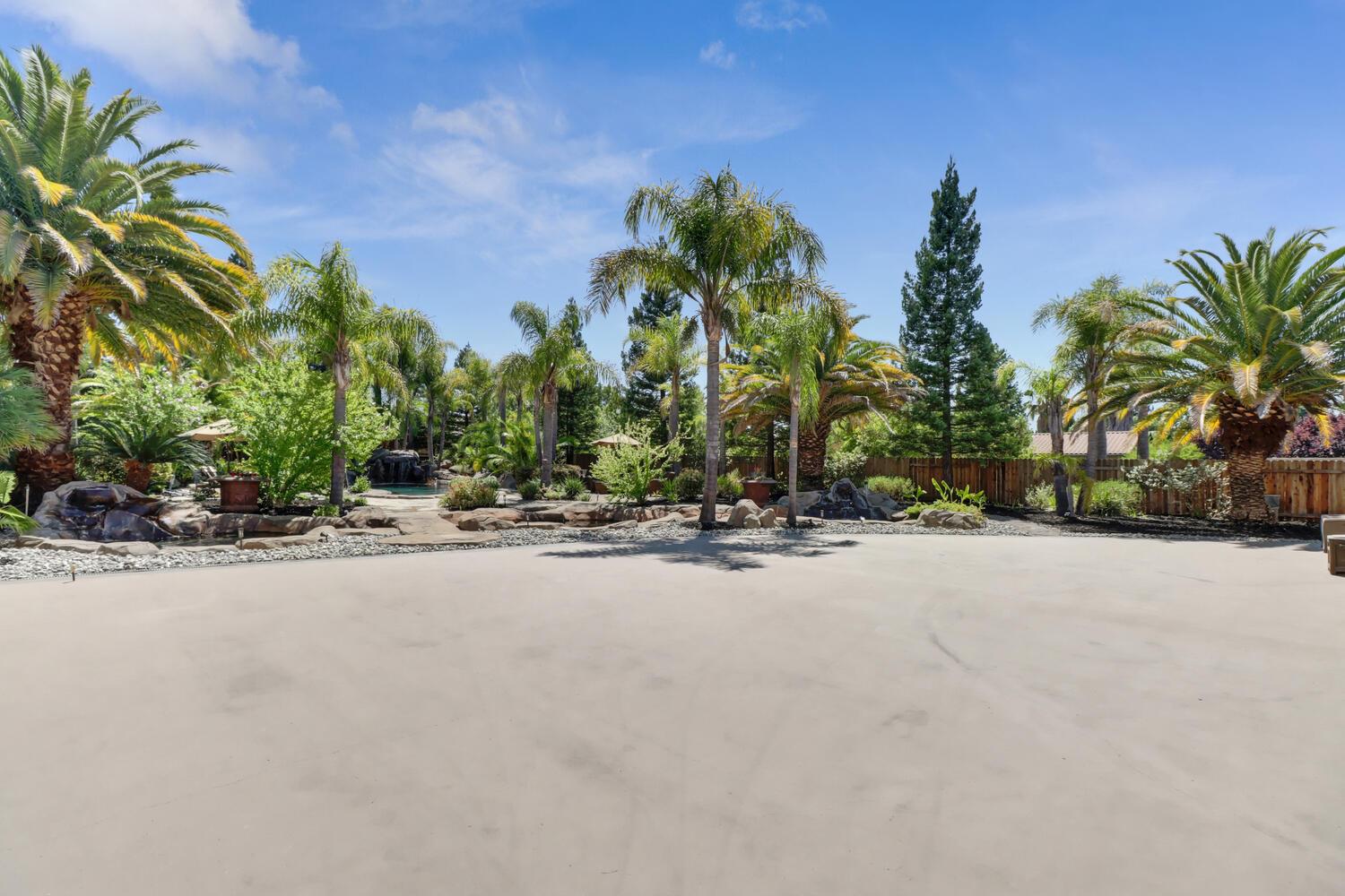 Detail Gallery Image 54 of 92 For 9896 Silvergate Ln, Elk Grove,  CA 95624 - 5 Beds | 3 Baths